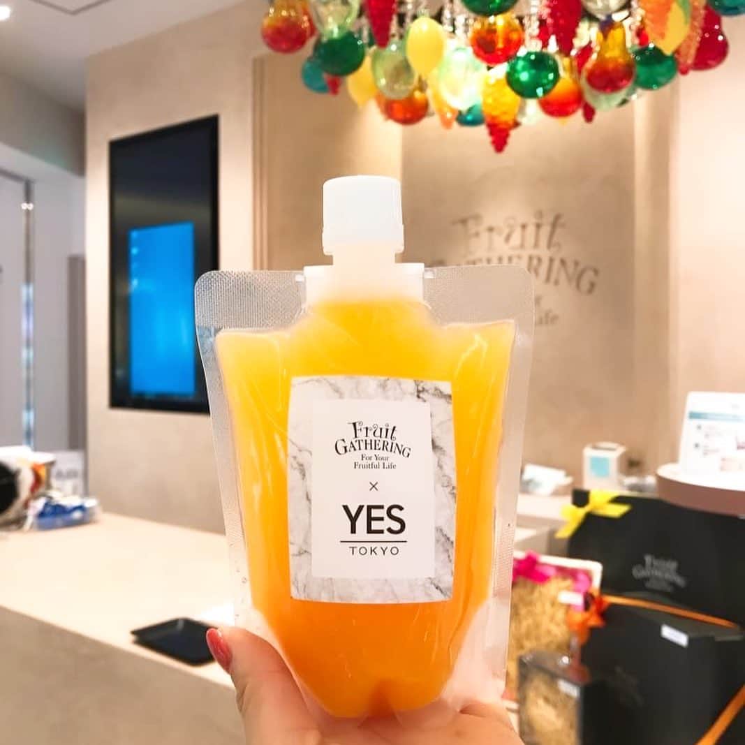 のインスタグラム：「. . Fruit GATHERING 六本木ヒルズ店 オープニングレセプションパーティー . 先日行われた、「Fruit GATHERING」の六本木ヒルズ店 オープニングレセプションパーティーにて YES TOKYOのコールドプレスジュースをご提供致しました！ . 今回は、ご要望にお応えして、 オリジナルラベルに加え、飲みやすいテイストにし 「Get 4 Beauty」の1日に4回美しくなるというコンセプトに合わせたジュースをご提案致しました☺︎ . Fruit GATHERING様、 オープンおめでとうございます!! . . . @yestokyo #TOKYO  #yestokyo #yoga #yogini #trunkhotel #coldpressedjuice #FruitGATHERING #ヨガ #ヨガスタジオ #コールドプレスジュース #ジュースクレンズ #mctオイル #野菜ジュース #スムージー #中目黒 #二子玉川 #二子玉川ライズ #代官山  #渋谷 #福岡 #横浜  #ダイエット #ケータリング #ファスティング  #東急プラザ渋谷 #六本木ヒルズ」