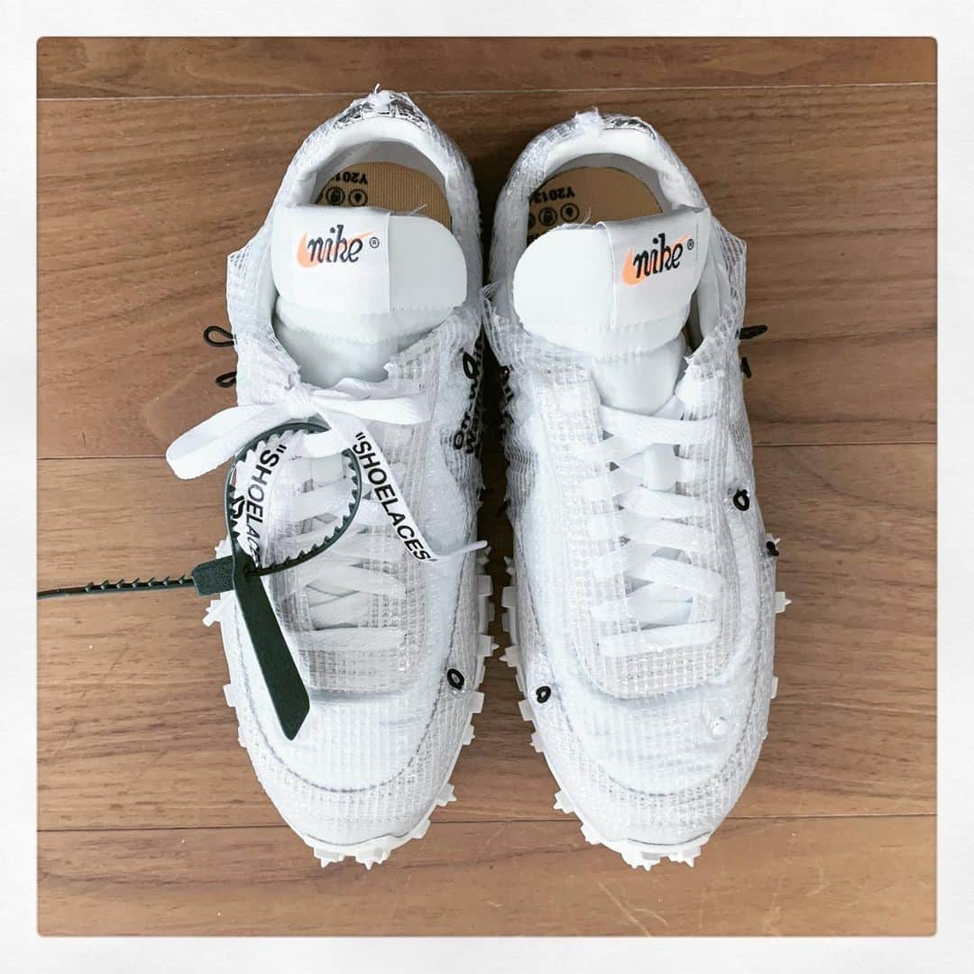 岸本佳子さんのインスタグラム写真 - (岸本佳子Instagram)「MY standard ☞ #FASHION #nike #offwhite #trainers ・ My working shoes today🎄 みどり色の靴ひもの方ははずしてシンプルにしてみました。可愛くないですか？」12月25日 11時51分 - yoshico_kishimoto