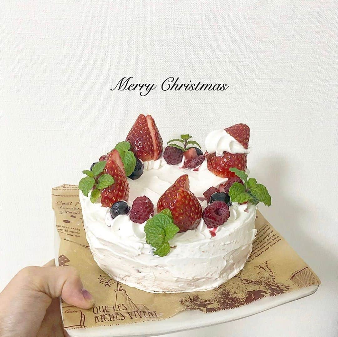 北川玲のインスタグラム：「. 今年もクリスマス ケーキは手づくりしたの〜お菓子作りダイスキ❕🍭🍓 お料理はできないけどね〜(；＿；) #クリスマス #クリスマスイブイブ #クリスマスパーティー #クリスマスケーキ #手づくりケーキ #手づくりクリスマスケーキ #手作りケーキ #手作りクリスマスケーキ #手作りクリスマスディナー #サンタさん #いちごのショートケーキ #いちごスポンジ #いちごの国 #いちごの里 #栃木のいちご」