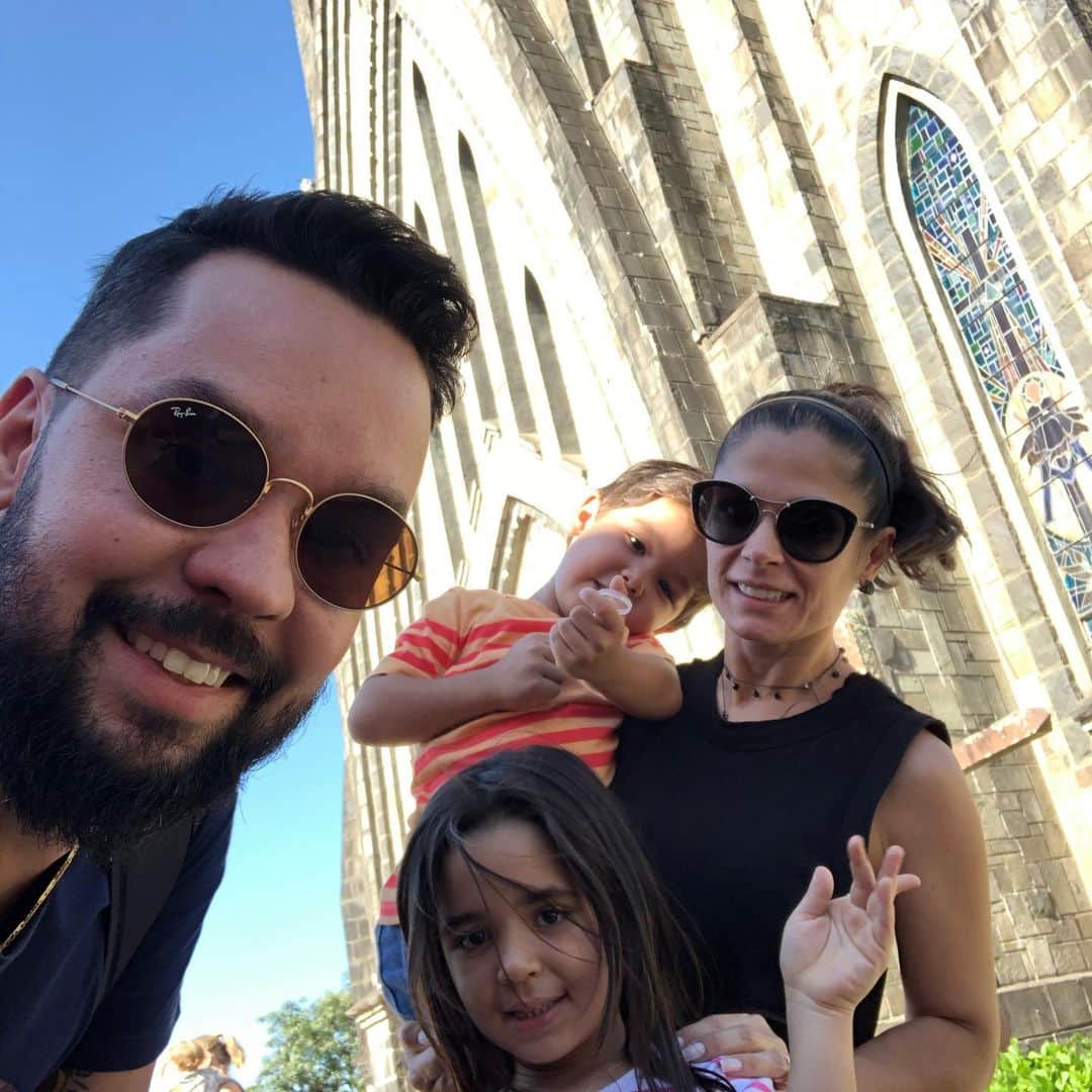 ウィリアム・アルジョナのインスタグラム：「Nossa família deseja um feliz natal a todos vocês!! Que o menino Jesus abençoe a cada um e que a paz possa reinar nos corações. 🎄 🎅🏻 #w7elmago #natal #jesus」