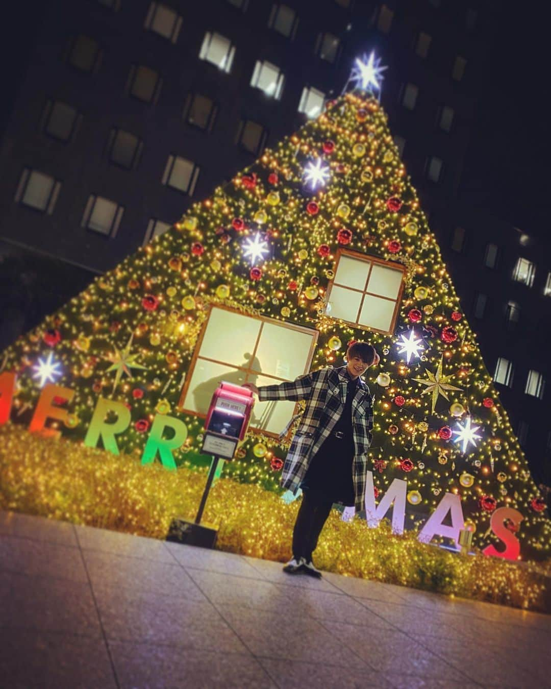 向山毅さんのインスタグラム写真 - (向山毅Instagram)「#merrychristmas #12月25日 #illumination #light #night #xmas #🎄 #santaclaus #🎅 #🎁 #post #📮 #SOLIDEMO #向山毅 #vocalist #singer  #artist #avex #xmas #japan #tokyo #minamiaoyama」12月25日 11時54分 - take_solidemo