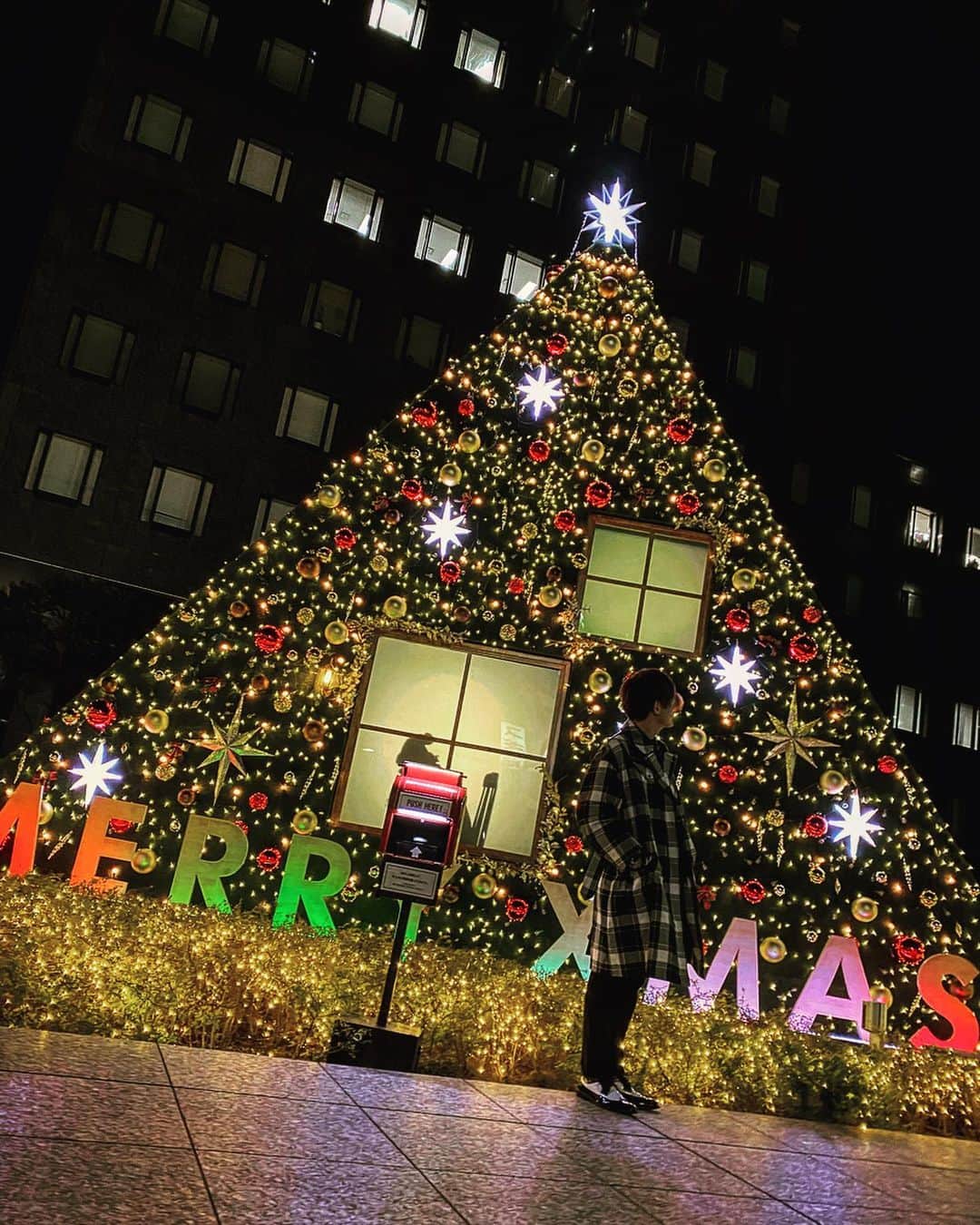 向山毅さんのインスタグラム写真 - (向山毅Instagram)「#merrychristmas #12月25日 #illumination #light #night #xmas #🎄 #santaclaus #🎅 #🎁 #post #📮 #SOLIDEMO #向山毅 #vocalist #singer  #artist #avex #xmas #japan #tokyo #minamiaoyama」12月25日 11時54分 - take_solidemo
