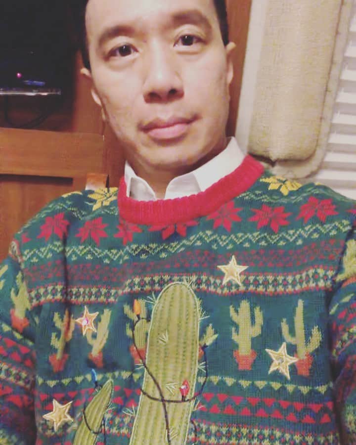 レジー・リーのインスタグラム：「Wishing you all a lit Christmas full of love, laughter, blessings, and cookies. And maybe an ugly Christmas sweater with cacti. #MerryCactus」