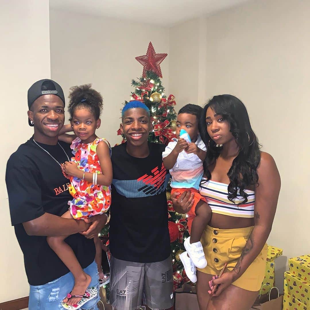 ヴィニシウス・ジュニオールのインスタグラム：「FELIZ NATAL! 🎁🎄♥️」