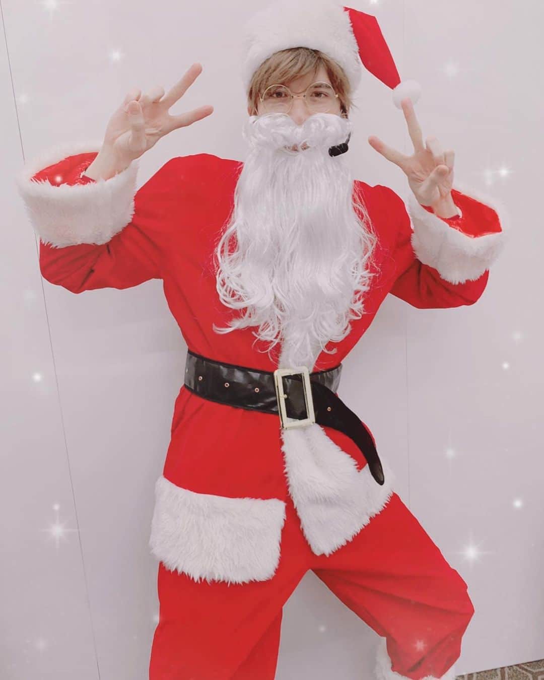のインスタグラム：「🎁🎄Merry Christmas 🎄🎁 . . #シロタクロース #プレゼント何がほしい ? #3枚目は早替え中なのにポーズを撮る33歳 #シロタクロースは余裕だが #スタイリストさんはめちゃ必死 #feliznavidad #メリークリスマス #あなたにとって幸せな日になりますように #ディナーショー #東京は27日」