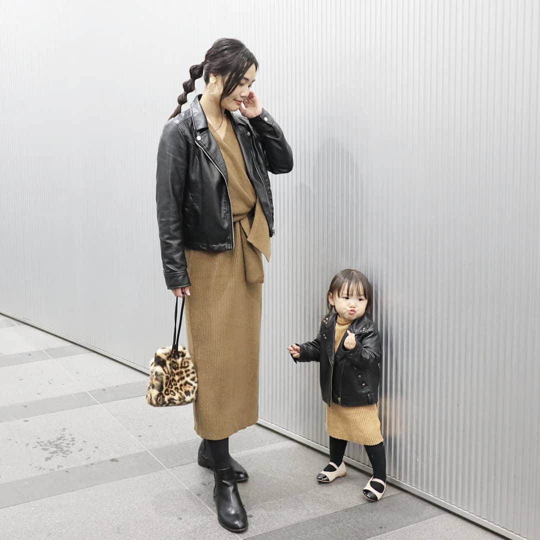 Eri Satoのインスタグラム：「beige×blackリンクコーデ · one-piece: @titivatejp shoes: @outletshoes_official bag: @zakkabox_ · メリークリスマス🎅 写真全然関係ないけど😂 · 朝から息子は義父母サンタからのプレゼントのレゴを組み立てております🔨 ストーリーズでみんなのクリスマスの様子見るの楽しい～😂勉強になります😂📝 · #親子リンクコーデ愛好家#親子コーデ#アウトレットシューズ#outletshoes_life#ティティベイト#titivate  #titivatestyle#fashion#ootd#outfit#code#coordinate#style#ファッション#コーディネート#コーデ#プチプラ#プチプラコーデ#ママコーデ#シンプルコーデ#mamagirl#locari#ママファッション #partegram#読者モデル#ママモデル #l4like#カジュアル#お洒落さんと繋がりたい」