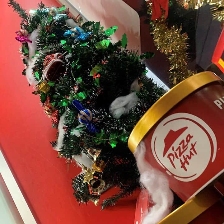 ピザハットさんのインスタグラム写真 ピザハットinstagram 今年も クリスマスイブ がやって来ました ﾉ ﾉ ピザハット なら今日まで事前予約でおトク 彡手軽に豪華なご馳走が揃います さぁお部屋を飾り付けてピザとケーキで楽しいクリスマス