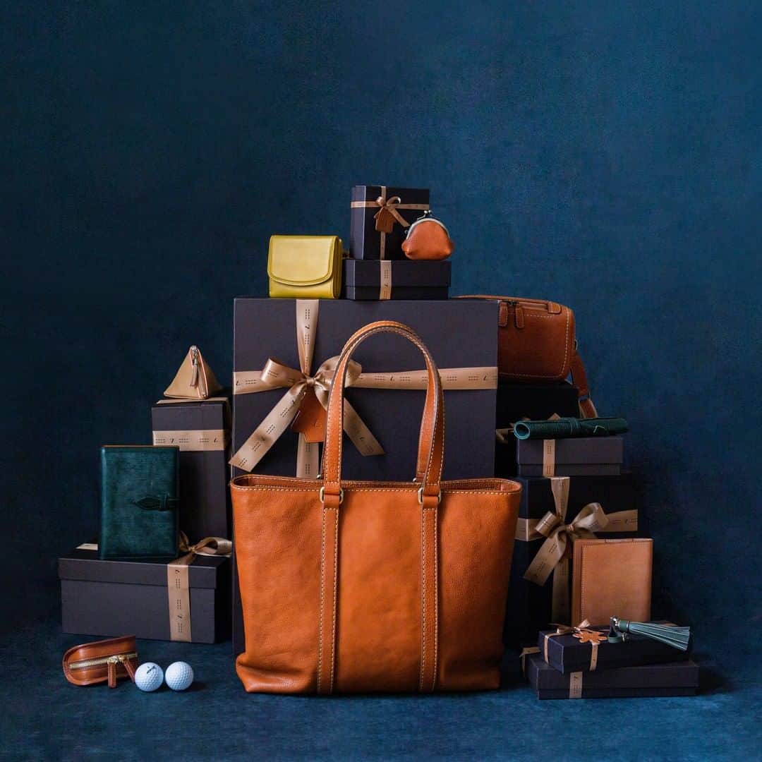 土屋鞄さんのインスタグラム写真 - (土屋鞄Instagram)「Merry Xmas！ 心温まる、特別な一日をお過ごしくださいね。 ・ #クリスマス #革 #革小物 #ギフト #土屋鞄 #土屋鞄製造所 #Christmas #leather #gift #Tsuchiyakaban」12月25日 12時00分 - tsuchiya_kaban