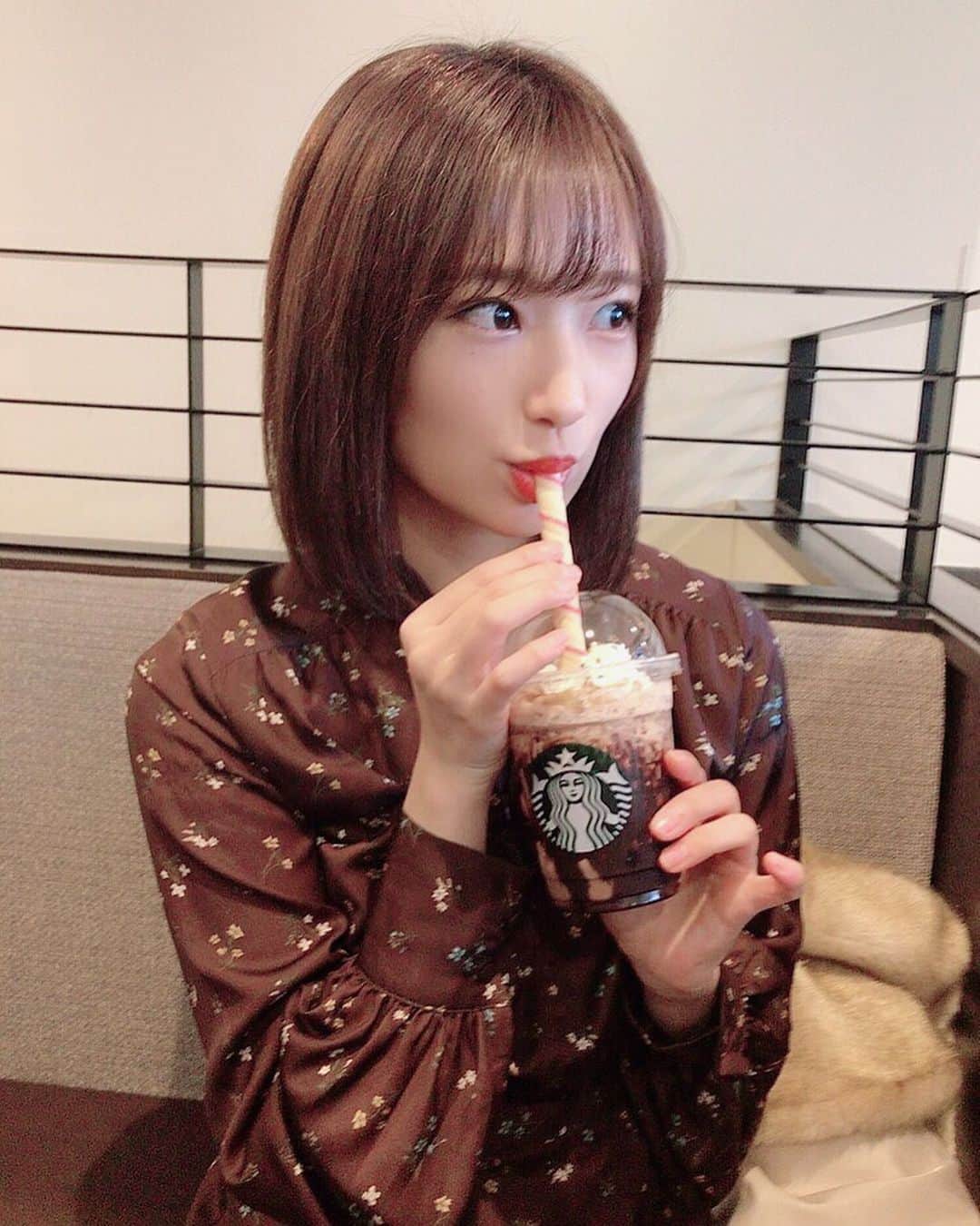 ミクのインスタグラム：「. . メリークリスマス🎁🎅 皆、幸せなクリスマスに なりますように✨🎄 . .  #フラペチーノ #サンタブーツチョコレートフラペチーノ #クリスマス  #スタバ #カフェ #cafe #xmas #santa #Frappucino #fanicon #moussy #ootd」