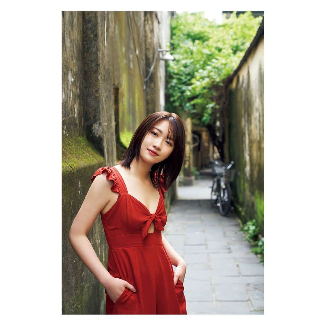 工藤遥さんのインスタグラム写真 - (工藤遥Instagram)「☺︎ 3月27日に5冊目の写真集が発売される事になりました！ . 私が芸能界に入って10周年、 20歳になって初ということで、 メモリアルな一冊になっています。 . . 今回は、オールベトナムロケ🇻🇳 街並みはとてもカラフルで、 美しい街をバックに素敵な写真を撮って頂きました📸 完成をお楽しみに！ . . #写真集#vietnam#🇻🇳 #私から皆さんへ #ささやかな#クリスマスプレゼント#🎄🎅🏻🎁」12月25日 12時05分 - haruka_kudo.official