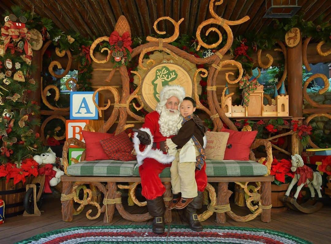 tiahy__のインスタグラム：「May you have a warm,joyful Christmas this year 🎄. . . . taiちゃんはSantaさんに初めて会えてとても嬉しかったみたいです. . . ちゃんと自分の口から欲しいプレゼントをお願いしていました♡. . . .  Happy Holidays!. . . . #dedi_taia#santaclaus #disneyland#disneychristmas #taia_birthday #birthday #californiaadventure #taiacostume」