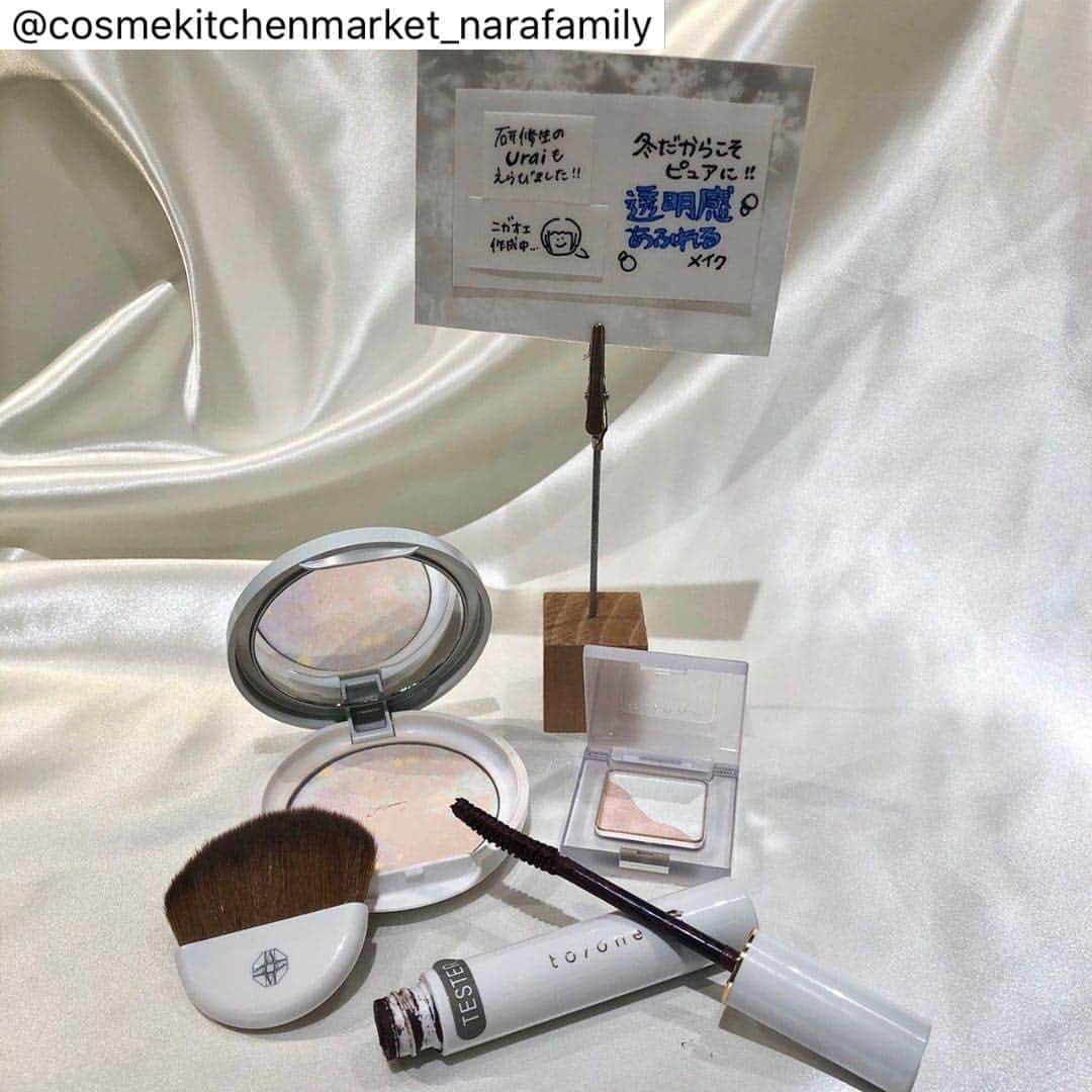 のインスタグラム：「Cosme Kitchen Market（1Ｆ）ならファミリー店 . 皆さまこんにちは！﻿ ﻿ コスメキッチン　マーケットならファミリー店でございます🎄﻿ ﻿ コスメキッチン　スタッフ別﻿ ☃️冬のきらめきメイク❄️﻿ 3番目は浦井が紹介させていただきます☺️✨﻿ ﻿ ﻿ ﻿ ✨ONLY MINERAL…マーブルフェイスパウダー　シマー﻿ ﻿ ¥4,500 +tax﻿ ﻿ ピンク、ラベンダー、グリーン、イエローの4色が混ざったパウダーは顔全体に塗ると、くすみをとばし、透明感をアップさせてくれます🥰﻿ ﻿ ハイライトとして部分使いもしていただけます❣️﻿ ﻿ ﻿ ﻿ ✨to/one…ロングラッシュマスカラ　03﻿ ﻿ ¥2,800 +tax﻿ ﻿ 女性らしいバーガンディーのマスカラです👀﻿ ﻿ 紫がかった茶色のような色味でブラックよりも柔らかく、ブラウンよりしっかりとした目元にしてくれます☺️﻿ ﻿ 自然にまつ毛を長く見せてくれるマスカラです❣️﻿ ﻿ ﻿ ✨to/one…ペタルアイシャドウ　17﻿ ﻿ ¥2,200 +tax﻿ ﻿ 細かなラメでキラキラと目元に透明感を与え、輝かせてくれるアイシャドウです⭐️﻿ ﻿ このアイシャドウ単体で使っていただくのはもちろん、お手持ちのアイシャドウに重ねて使っていただくのもおすすめです🐾﻿ ﻿ ﻿ ﻿ ぜひ参考にしていただけると嬉しいです😊﻿ ﻿ 皆さまのご来店お待ちしております⛄️💕﻿ ﻿ ﻿ ﻿ #コスメキッチン #cosmekitchen﻿ #コスキチ #コスメキッチンマーケット﻿ #cosmekitchenmarket #オーガニックコスメ﻿ #オーガニックコスメ好きな人と繋がりたい ﻿ #ナチュラル#natural#オーガニック#organic﻿ #ならファミリー#narafamily#ならファ#narafa#zoro﻿ #ならファグラム #贈り物#ギフト﻿」