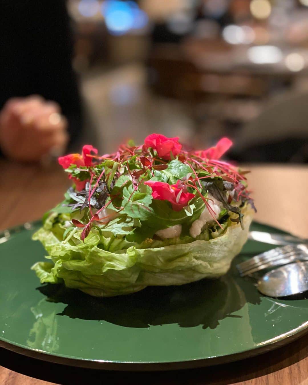 Risako Yamamotoさんのインスタグラム写真 - (Risako YamamotoInstagram)「聖なる夜in Kyoto🌙🗼 ・ 今年思い出深い思い出がたくさんあるわっきん、葵ちゃんと３人で今1番京都でhotなレストラン @erutan_kyoto へ🍽 ・ こだわり産地の新鮮なお野菜を使った斬新なお料理や、初めて食べたふわふわの生ハムに感動！✨ ・ 水菜をパスタのように食べるだなんて、素敵♡ 自分達で中を詰めるfinish up pizzaには大興奮でした♥️ ・ ・ 今年はお泊まりした思い出、笑い転げたり、富士登山もチャレンジしたり、辛い時も一緒に泣いて笑いに吹き飛ばしてくれる大好きな2人と2019年をほっこり幸せな気分になるクリスマスイブでした🎄 ・ ・ Merry Christmas♥️ #christmas #christmasdinner #クリスマス #erutanrestaurantbar #京都 #kyoto #京都グルメ」12月25日 12時23分 - risako_yamamoto