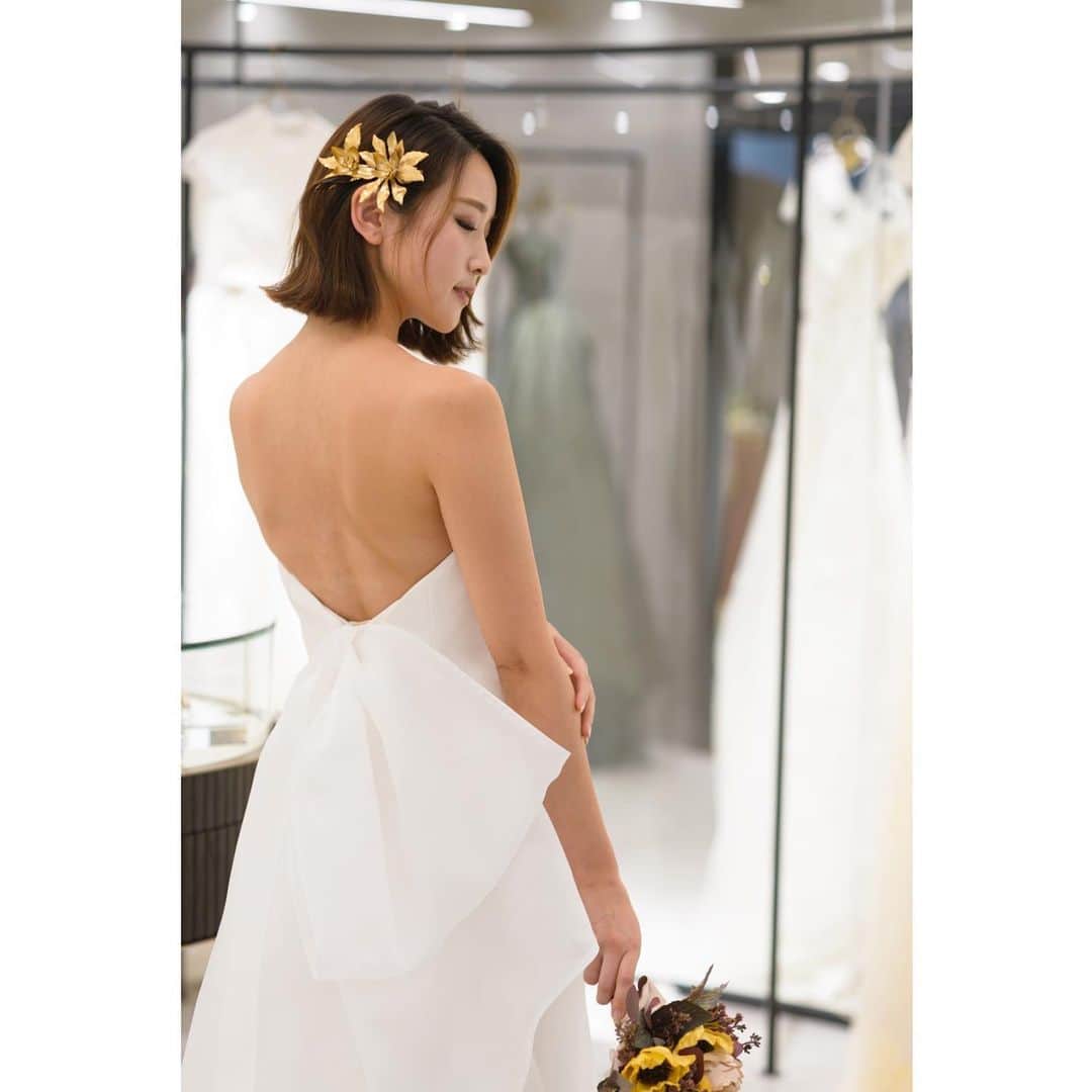 ウェディングソムリエ編集部のインスタグラム：「先日開催した「Dress DISTRICT 」の試着会✨ * 2019年12月に表参道に新たに誕生した「Dress DISTRICT」は花嫁なら誰もが思わずため息を着いてしまうような洗練されたドレスが並びます。 * ・ ・  Temperley LondonやAnne Barge他、誰もが憧れる海外ブランドドレスはもちろんのこと、注目すべきはDress DISTRICTのオリジナルドレス。花嫁の一番近くで気持ちに寄り添うウェディングプランナーがウェディングドレスのプロであるドレスショップコーディネーターへ提案をし、デザイン・制作されているそう。 * ・ ・  イベントに参加した方からも、オリジナルドレスを絶賛する声がたくさん…！ * レポートをWEBに公開しましたので是非ご覧ください♡ * 1枚目 Original Dress INTEGRITY 2枚目 ANNE BARGE EAMES * 他にも沢山のステキなドレスを掲載しています☺️ * Dress DISTRICT  @dressdistrict_pdp * Dress DISTRICTは、全国でホスピタリティビジネスを展開する感動創出企業の「株式会社ポジティブドリームパーソンズ」が運営する会場で、結婚式を挙げる花嫁様のための専用ショップです。 * #dressdistrict #テンダー花嫁 #プレ花嫁 * * * ・ *:.,.:*:.,.:*:.,.:*:.,.:*:.,.:*:.,.:*:.,.:*:.,.:*:.,.:*:.,.:*:.,.:* . サイトは[ウェディングソムリエ ]で検索 🔎http://www.jadorewedding.com プロフィール欄の🔗Linkからもとべます。  ウェディングソムリエは、 人生でその時しかできない 特別な体験を提供するメディアです♡ *:.,.:*:.,.:*:.,.:*:.,.:*:.,.:*:.,.:*:.,.:*:.,.:*:.,.:*:.,.:*:.,.:*:.,.:*: #卒花  #ウェディングソムリエ #花嫁 #プレ花嫁  #花嫁DIY  #ウェディングアイデア  #全国のプレ花嫁と繋がりたい #ウェディングソムリエアンバサダー #結婚式 #ウェディングドレス #ウェディングレポ #ウェディングレポート #ウェディングソムリエイベント #ドレス迷子 #annebarge #temperlylondon #アンバルジ #テンパリーロンドン」
