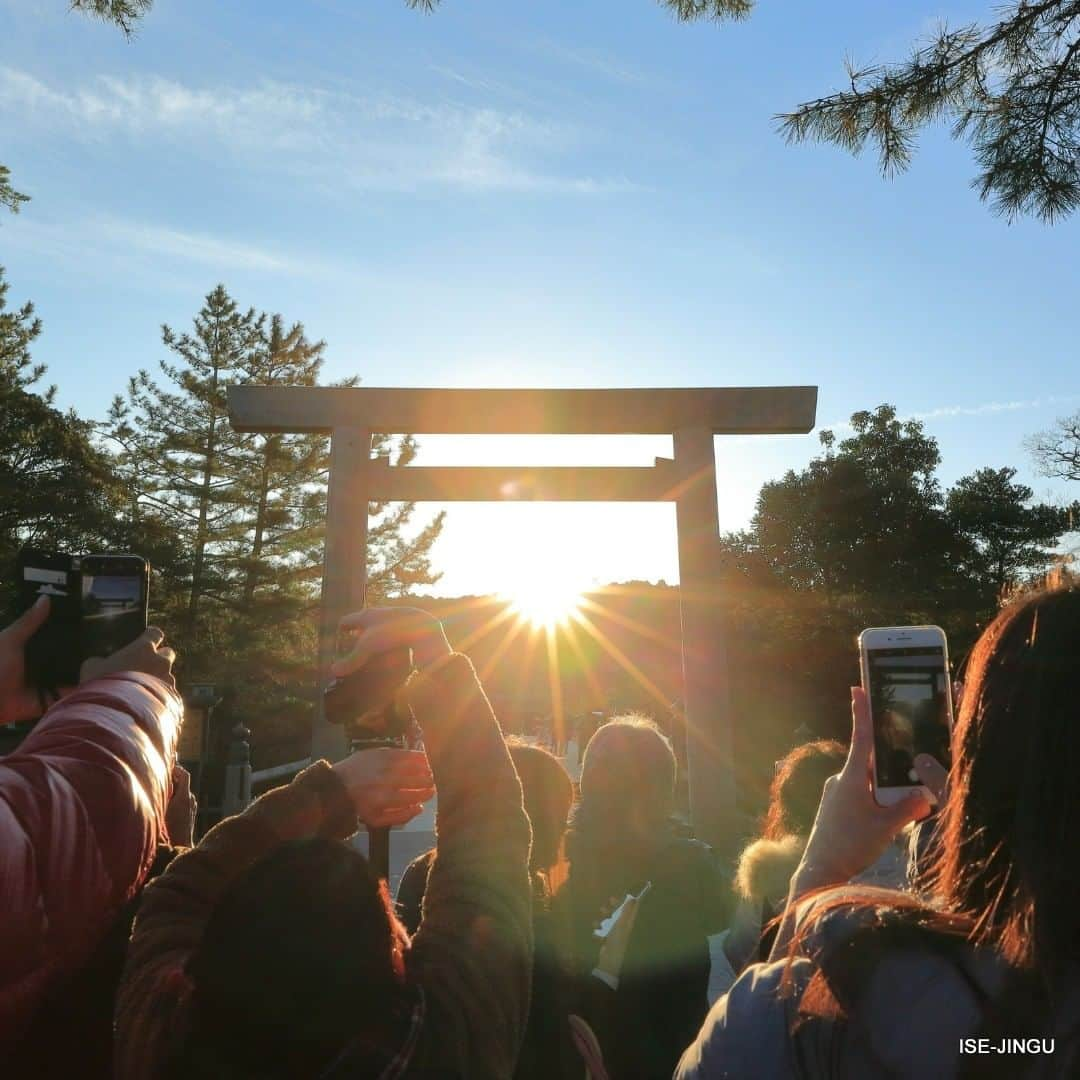 伊勢神宮さんのインスタグラム写真 - (伊勢神宮Instagram)「#伊勢神宮 #神宮 #神社 #心のふるさと#内宮 #宇治橋 #鳥居 #日の出 #朝日 #ISEJINGU #JINGU #SOUL_of_JAPAN #Japan #Jinja #Shinto #Naiku #Ujibashi_Bridge #Sunrise」12月25日 12時24分 - isejingu.official