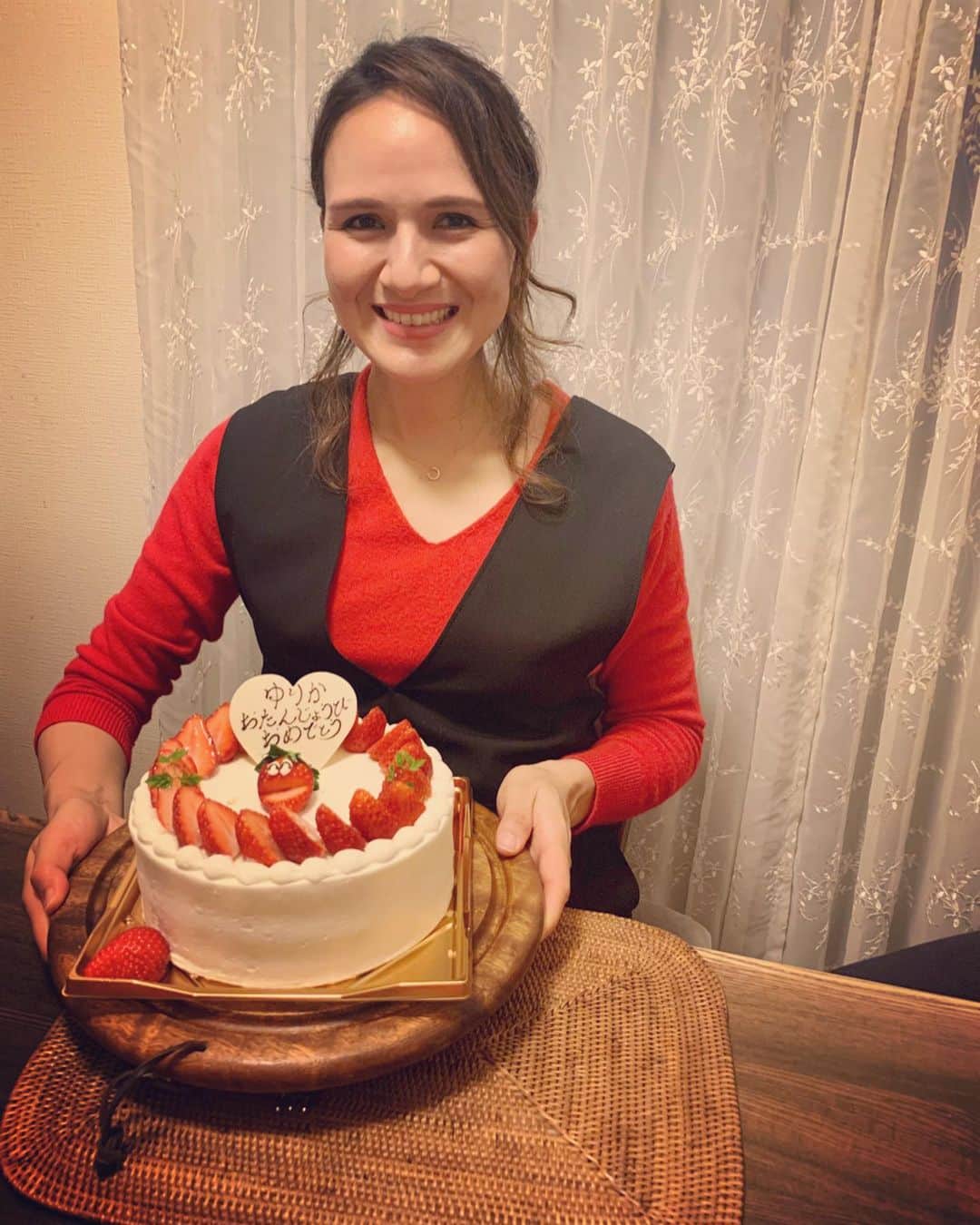 瀬間友里加のインスタグラム：「Merry Christmas 🎄🎅❤️ 誕生日の今日🎂❤️😃 今年も1年無事に過ごすことができて感謝です✨産んでくれた両親に感謝して、そしていつも支えてくれる旦那さんや家族、友達や知り合いの皆さんにもありがとうを伝えたいです🥰33歳も皆さま宜しくお願いします❤️#happybirthday #merrychristmas #thankyou」