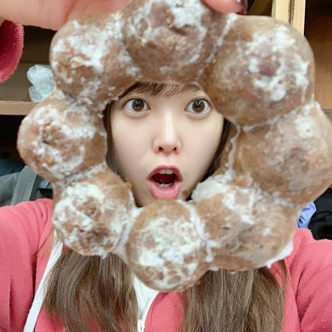 中島早貴さんのインスタグラム写真 - (中島早貴Instagram)「ドーナツあるとやりがち🍩 #ドーナツあるある メリークリスマス🎄✨ LIFE RESET?稽古場にて。 来年1/3からです！ チケットお早めにねぇ🙏🏻✨ #ライリセ」12月25日 12時20分 - saki__nakajima__uf