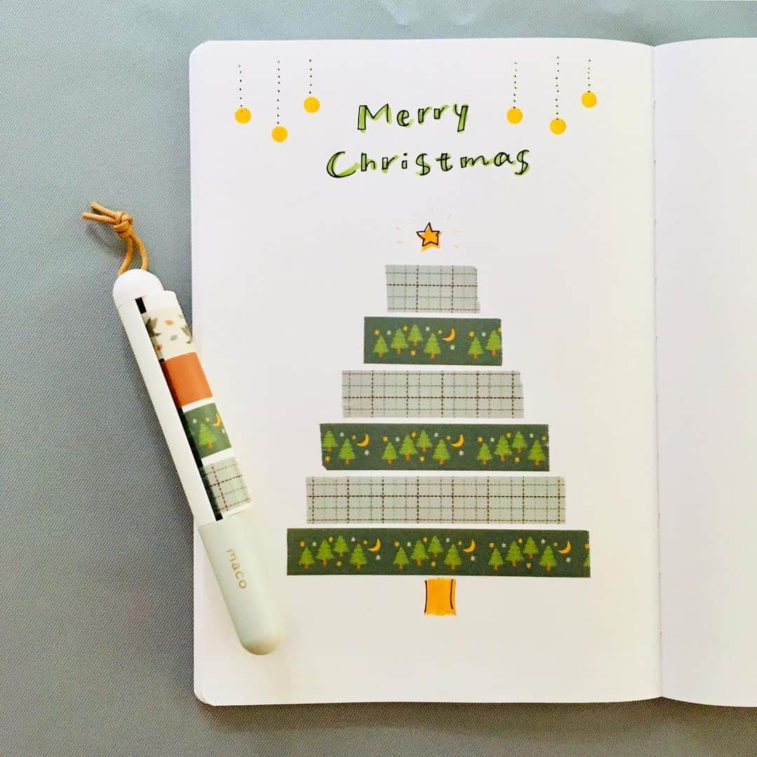 カンミ堂 公式さんのインスタグラム写真 - (カンミ堂 公式Instagram)「Merry Christmas🎅🎁 . 鳥がモチーフのマスキングテープが付属している、 『マコ トリコロール』の「フクロウ」で クリスマスツリーを作ってみました🎄✨ . 今年もあっという間にクリスマス… 残りの2019年も頑張っていきましょう✨ . 商品詳細は、プロフィールより弊社公式HPをご覧ください。 店舗により取扱い開始時期が異なります。 各店舗の在庫状況は、お手数をおかけいたしますが、お客さまより直接販売店舗さまへご確認ください。 . #マスキングテープ #マコで巻こ  #maco #マコ #マコトリコロール #鳥 #鳥モチーフ #カンミ堂 #マステ #マステ活用 #マステ沼 #マステ巻き巻き #stationery #bungu #文具 #文房具 #文房具好き #stationeryaddict  #クリスマス #メリークリスマス」12月25日 12時21分 - kanmido_official