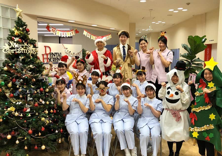 のインスタグラム：「Merry Christmas🎄✨ . 今日はクリスマスですね🎅💖 . 幸せなひとときをお過ごしください🤗 . . #新大阪歯科衛生士専門学校 #sdhc #歯科衛生士 #クリスマス #xmas #christmas #merrychristmas #メリークリスマス #学スタ #smile #仲間 #専門学校 #friend #友達 #bff #love #学校 #school #夢 #dream #happy #fun #girl #likeforlike #like4like #instagood  #instalike #dental #dentalhygienist  #dentalhygiene」
