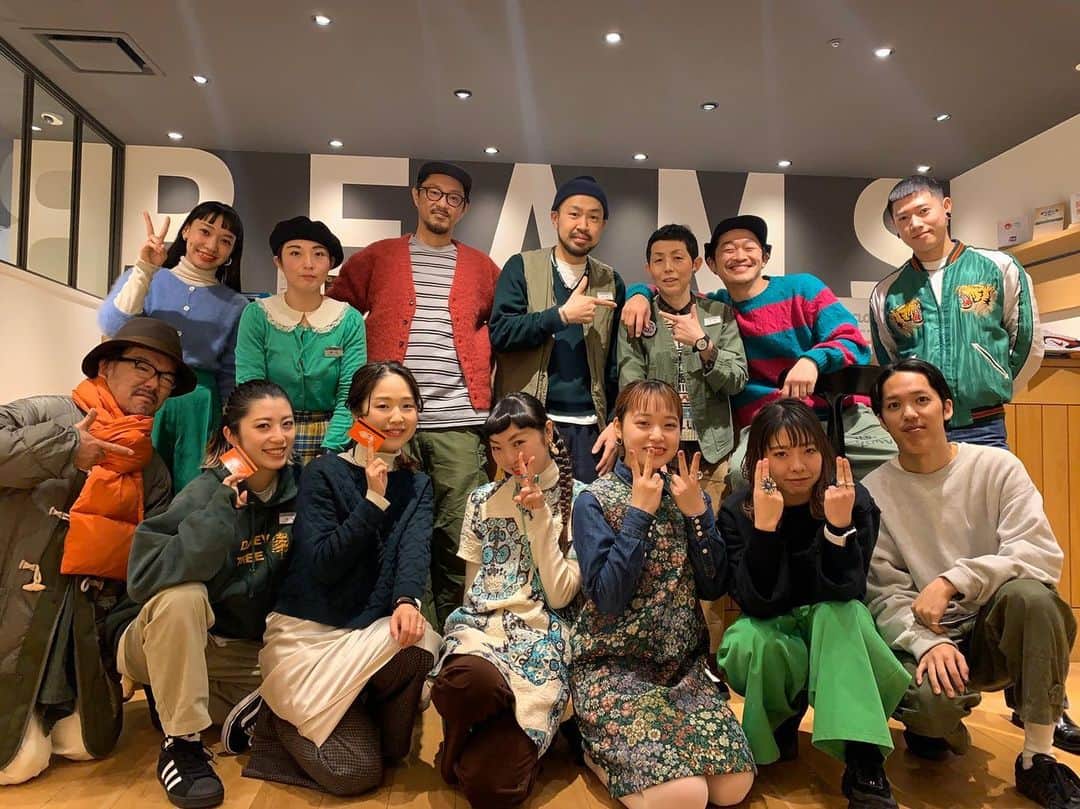 のインスタグラム：「. 🎁【 Happy days of Christmas 】🎄 . 本日のドレスコードは "GREEN"です❕🐸🍏 皆様のご来店心よりお待ちしております♩ . @beams_kobe ☎️078-335-2720 #beams#beamsboy#raybeams#dresscode#merrychristmas#christmas#xmas#tops#pullover#coat#jacket#outer#womensstyle#instafashion#fashion#outfit#ootd#code#kobe#beamskobe#神戸#ビームス#ビームス神戸#レイビームス#ビームスボーイ#クリスマス#ドレスコード#グリーン」