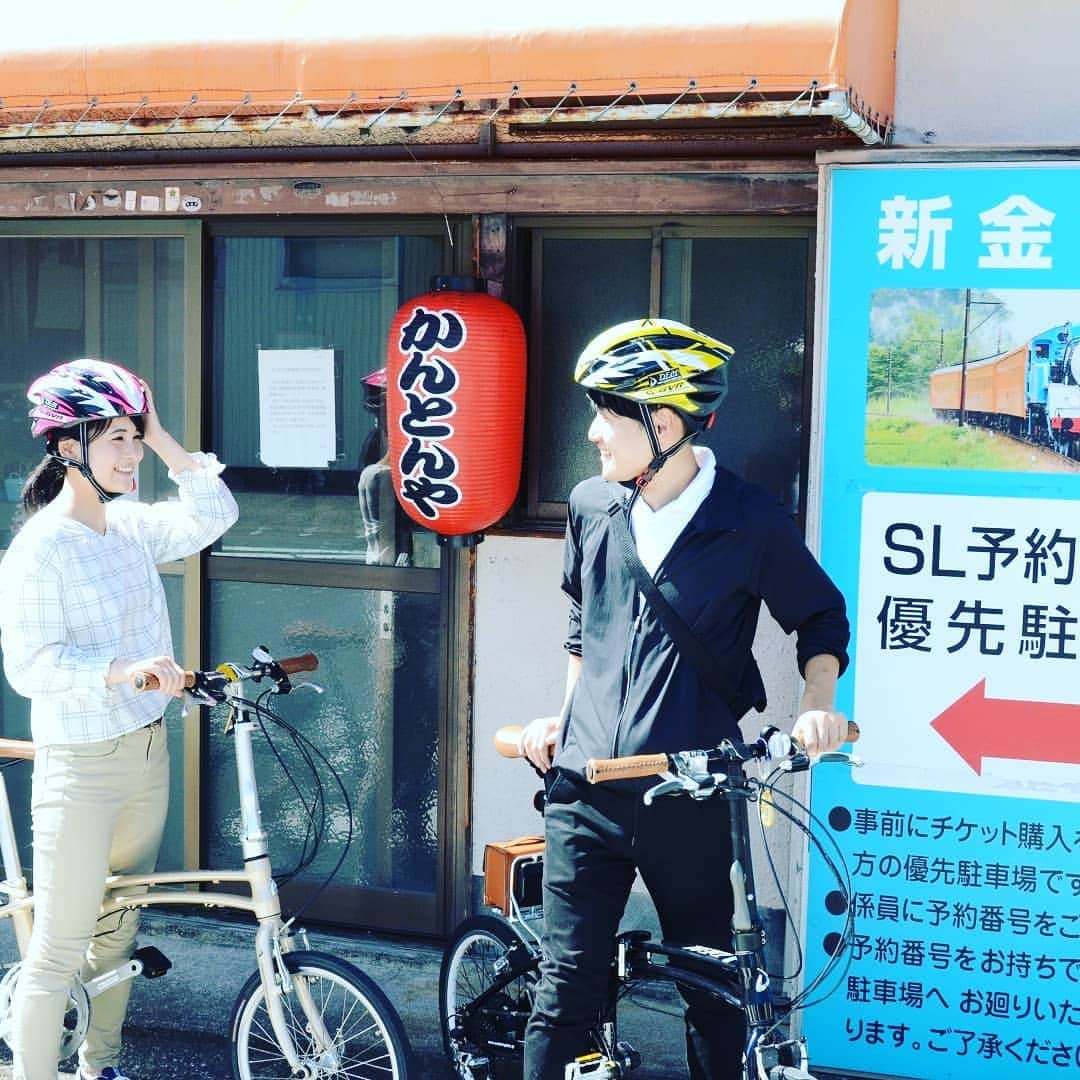 島田市さんのインスタグラム写真 - (島田市Instagram)「茶輪子企画「かんとんや」の紹介 1本50円から。学生にも大人気のおでん  サイクリング企画「茶輪子（ちゃりんこ）」で訪れた素敵なトコロを紹介します。 今回は「かんとんや」を紹介します。 大井川鐵道新金谷駅から徒歩1分の場所に、駄菓子やおでんを販売している「かんとんや」があります。SLの色にまけないくらいの真っ黒な出汁でじっくり煮込んだおでん。だし粉をかけていただきました。アツアツで出汁もしみ込んで絶品！しかも1本50円からなので、子どもや学生にも大人気です。 近くにある藍染め体験ができる「大井川葛布」もおすすめです。葛布（くずふ）とは 、植物の葛の繊維を糸にして織り上げた布。大井川地域の伝統工芸も体験してみてはいかがでしょうか。  #茶輪子 #サイクリングプロジェクト #ちゃりんこ #島田市緑茶化計画 #greentea #お茶 #緑茶 #かんとんや #おでん #黒い出汁 #大井川葛布」12月25日 12時30分 - shimadacity_shizuoka_official