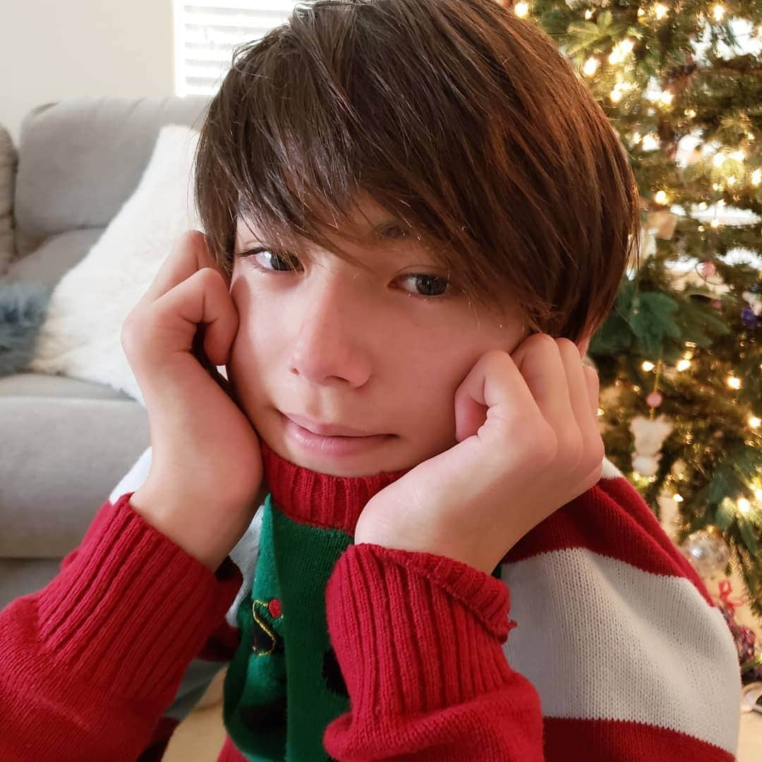 翔さんのインスタグラム写真 - (翔Instagram)「Merry Christmas and Happy Holidays to All! メリークリスマス!!! 冬休みが始まって毎日のんびり過ごしています⛄ * * #メリークリスマス #アグリーセーター #冬休み #のんびり#13歳 #中学生 #翔」12月25日 12時36分 - sho0509official