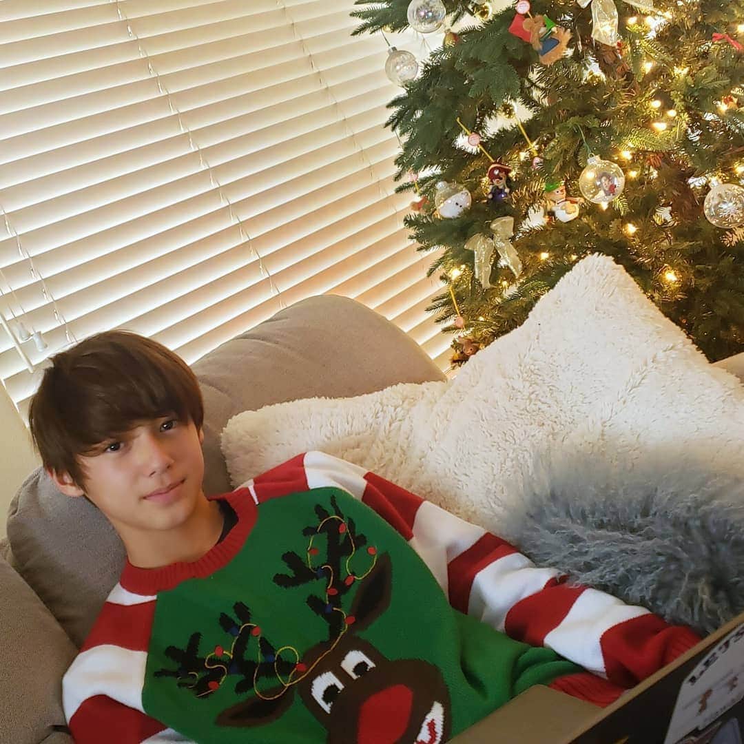 のインスタグラム：「Merry Christmas and Happy Holidays to All! メリークリスマス!!! 冬休みが始まって毎日のんびり過ごしています⛄ * * #メリークリスマス #アグリーセーター #冬休み #のんびり#13歳 #中学生 #翔」