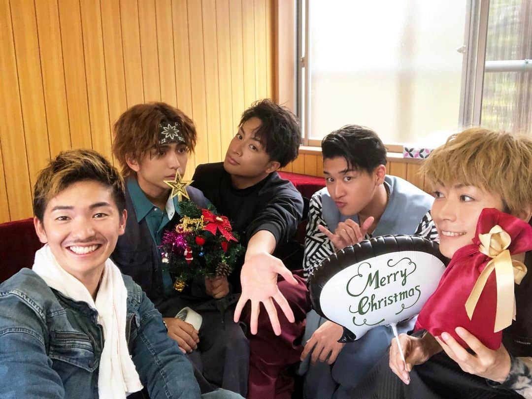 PRINCE OF LEGENDさんのインスタグラム写真 - (PRINCE OF LEGENDInstagram)「.﻿ 🎄🎄 #クリスマス 🎄🎄﻿ ﻿ メリー﻿ クリスマス🎅🎄🎁🍗🥂✨﻿ ﻿ #貴族誕生　#プリレジェ﻿ #全日土木⚒﻿ #白濱亜嵐  #廣瀬智紀  #中島健﻿ #丞威　#福地展成﻿ #ドラマ５話は本日深夜放送」12月25日 12時38分 - prince.of.legend