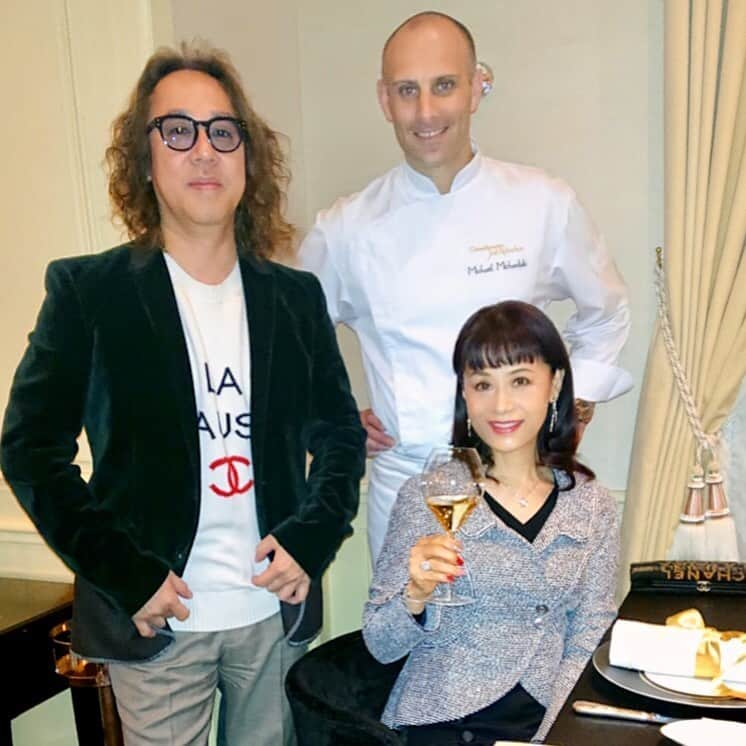 大地真央さんのインスタグラム写真 - (大地真央Instagram)「Merry Xmas 🌟🎄🎅🎁🎉 昨日のEveはGastronomie Joel Robuchonへ🍽🍷 #令和のクリスマス 😊🔔🎶 #MeryChristmas🎅 #Christmastree 🎄 #Christmasdinner 🍾🥂🍽🍷 #JoelRobuchon 🇫🇷 #ミシュラン三つ星 ☆☆☆ #森田恭通デザイン  #ミカエルミカエリディスchef 👨‍🍳 #michaelmichaelidis 👨‍🍳 #美味しい😋  #大地真央 #MAODAICHI #森田恭通 #yasumichimorita」12月25日 12時38分 - daichimao_official