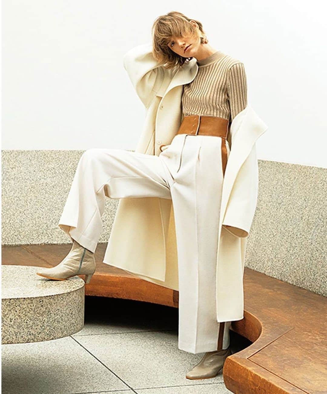 LOCONDO.jp さんのインスタグラム写真 - (LOCONDO.jp Instagram)「【FRAY I.D】  今年らしいオーバーサイズのフード付きコート。 リバー縫製ならではの軽い羽織心地と、高さのあるスタンドネックで首元が暖かいのも嬉しいポイント。  フレイアイディー FRAY I.D フードリバーコート （ホワイト）  #locondo #FRAYID #coat #outer #2019aw #fashion #instafashion #style #ig_fashion #ladiesfashion #instagood #패션 #패션스타그램 #时装 #时尚 #鞋 #ロコンド #フレイアイディー #コート #アウター #2019秋冬新作 #レディースファッション #ファッション #ファッションコーデ #ファッション好き #服 #自宅で試着 #気軽に返品 #靴を買うならロコンド #靴だけじゃないよロコンド」12月25日 12時38分 - locondo_official
