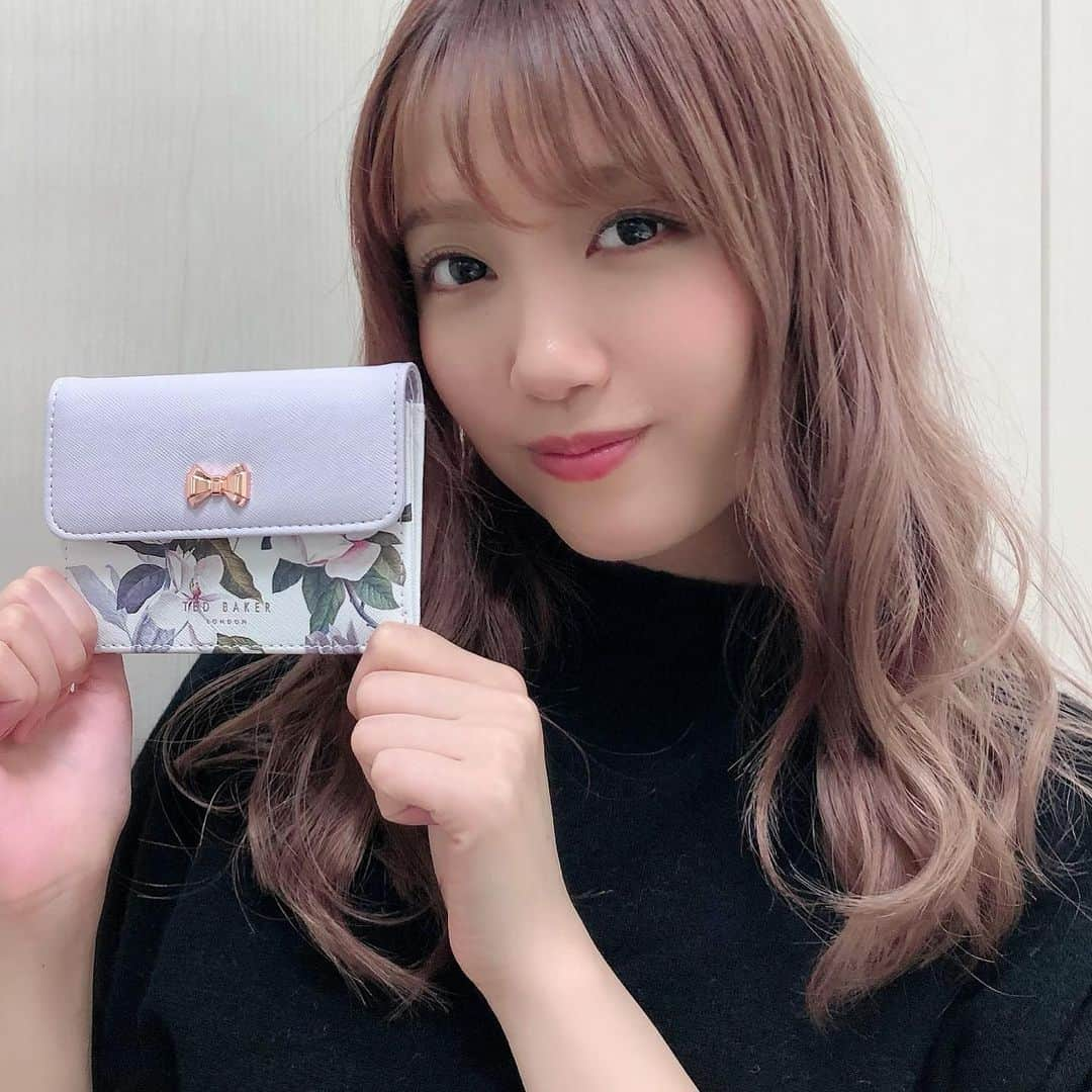 美人百花さんのインスタグラム写真 - (美人百花Instagram)「スペシャル企画🎀『TED BAKER×美女』🎀 その14は、AKB48から加藤玲奈ちゃんがご登場♡ラベンダーがキーカラーの今月号の付録、テッドベーカーのマルチミニ財布が大人っぽ華やかでとってもお似合いです。  最近よく撮影ご一緒するのですが、その度にかとれなちゃんのお人形さんのようなドーリーフェイスと、ブレない芯のあるキャラクターのギャップに惚れ惚れしております。いつも朗らかで落ち着いていて、取材中も自分の言葉で生き生きと語ってくれるかとれなちゃん。年下ながらにとっても尊敬できるレディです💡  2月号の「美人の中身」企画では、かとれなちゃんはじめ百花オールスターズが恒例の「バッグの中身」を大公開💐ぜひチェックしてみてくださいね〜！ そして、みなさま素敵なクリスマスをお過ごしください🎄🎁 編集O  #美人百花 #加藤玲奈 ちゃん #かとれな ちゃん #TEDBAKER #お財布 #ミニウォレット #カードケース #付録 #バッグの中身」12月25日 12時39分 - bijinhyakka