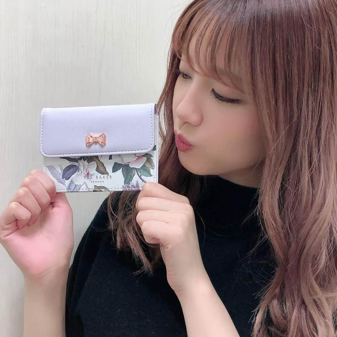 美人百花さんのインスタグラム写真 - (美人百花Instagram)「スペシャル企画🎀『TED BAKER×美女』🎀 その14は、AKB48から加藤玲奈ちゃんがご登場♡ラベンダーがキーカラーの今月号の付録、テッドベーカーのマルチミニ財布が大人っぽ華やかでとってもお似合いです。  最近よく撮影ご一緒するのですが、その度にかとれなちゃんのお人形さんのようなドーリーフェイスと、ブレない芯のあるキャラクターのギャップに惚れ惚れしております。いつも朗らかで落ち着いていて、取材中も自分の言葉で生き生きと語ってくれるかとれなちゃん。年下ながらにとっても尊敬できるレディです💡  2月号の「美人の中身」企画では、かとれなちゃんはじめ百花オールスターズが恒例の「バッグの中身」を大公開💐ぜひチェックしてみてくださいね〜！ そして、みなさま素敵なクリスマスをお過ごしください🎄🎁 編集O  #美人百花 #加藤玲奈 ちゃん #かとれな ちゃん #TEDBAKER #お財布 #ミニウォレット #カードケース #付録 #バッグの中身」12月25日 12時39分 - bijinhyakka