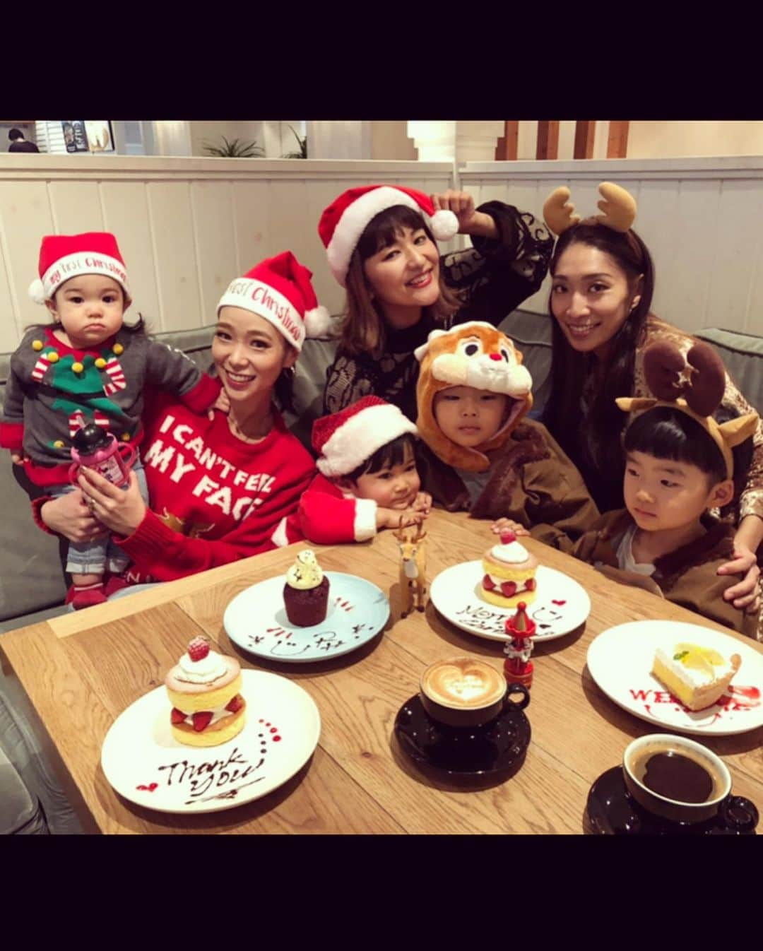 紅蘭さんのインスタグラム写真 - (紅蘭Instagram)「はっぴーくりすます🎅❤️ 娘はFirst christmas✨ ダサかわセーターでお友達とクリスマス会！！ 皆様にもbroskyより 美容液、ルームウェア、jewelryが届き始めてるころです！ 沢山のDMやストーリーありがとうございます！ 美容液は是非、使用前、使用後と写真とって比例してみてほしいw 使用感の感想もお待ちしてます🥰 これからの季節、乾燥やお肌の荒れを感じやすいです Brosky美容液が救世主になっていただければなと思います！  20代で購入して頂いたからからの 質問が多いので 薄め方について説明しますね  通常化粧水を使われる量に対して、スポイト1回、2回を落とす感じで使用をはじめてることオススメします。  それでは皆様素敵なクリスマスをお過ごしください  #紅蘭 #生後11ヶ月 #firstchristmas  #娘のセーターサイズ間違えた #ぶかぶか #ごめんね😂 #カーターくんもクリスマスカラー #首輪に鈴付けたのw #娘が遊びたがる #クリスマス会 #brosky美容液 #broskyjewelry  #broskyroomwear #ありがとうございました🙏🏻」12月25日 12時51分 - kurankusakari