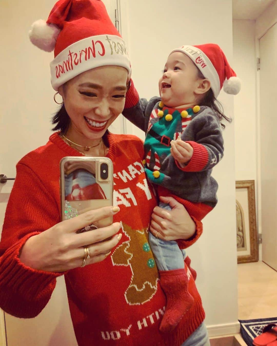 紅蘭さんのインスタグラム写真 - (紅蘭Instagram)「はっぴーくりすます🎅❤️ 娘はFirst christmas✨ ダサかわセーターでお友達とクリスマス会！！ 皆様にもbroskyより 美容液、ルームウェア、jewelryが届き始めてるころです！ 沢山のDMやストーリーありがとうございます！ 美容液は是非、使用前、使用後と写真とって比例してみてほしいw 使用感の感想もお待ちしてます🥰 これからの季節、乾燥やお肌の荒れを感じやすいです Brosky美容液が救世主になっていただければなと思います！  20代で購入して頂いたからからの 質問が多いので 薄め方について説明しますね  通常化粧水を使われる量に対して、スポイト1回、2回を落とす感じで使用をはじめてることオススメします。  それでは皆様素敵なクリスマスをお過ごしください  #紅蘭 #生後11ヶ月 #firstchristmas  #娘のセーターサイズ間違えた #ぶかぶか #ごめんね😂 #カーターくんもクリスマスカラー #首輪に鈴付けたのw #娘が遊びたがる #クリスマス会 #brosky美容液 #broskyjewelry  #broskyroomwear #ありがとうございました🙏🏻」12月25日 12時51分 - kurankusakari