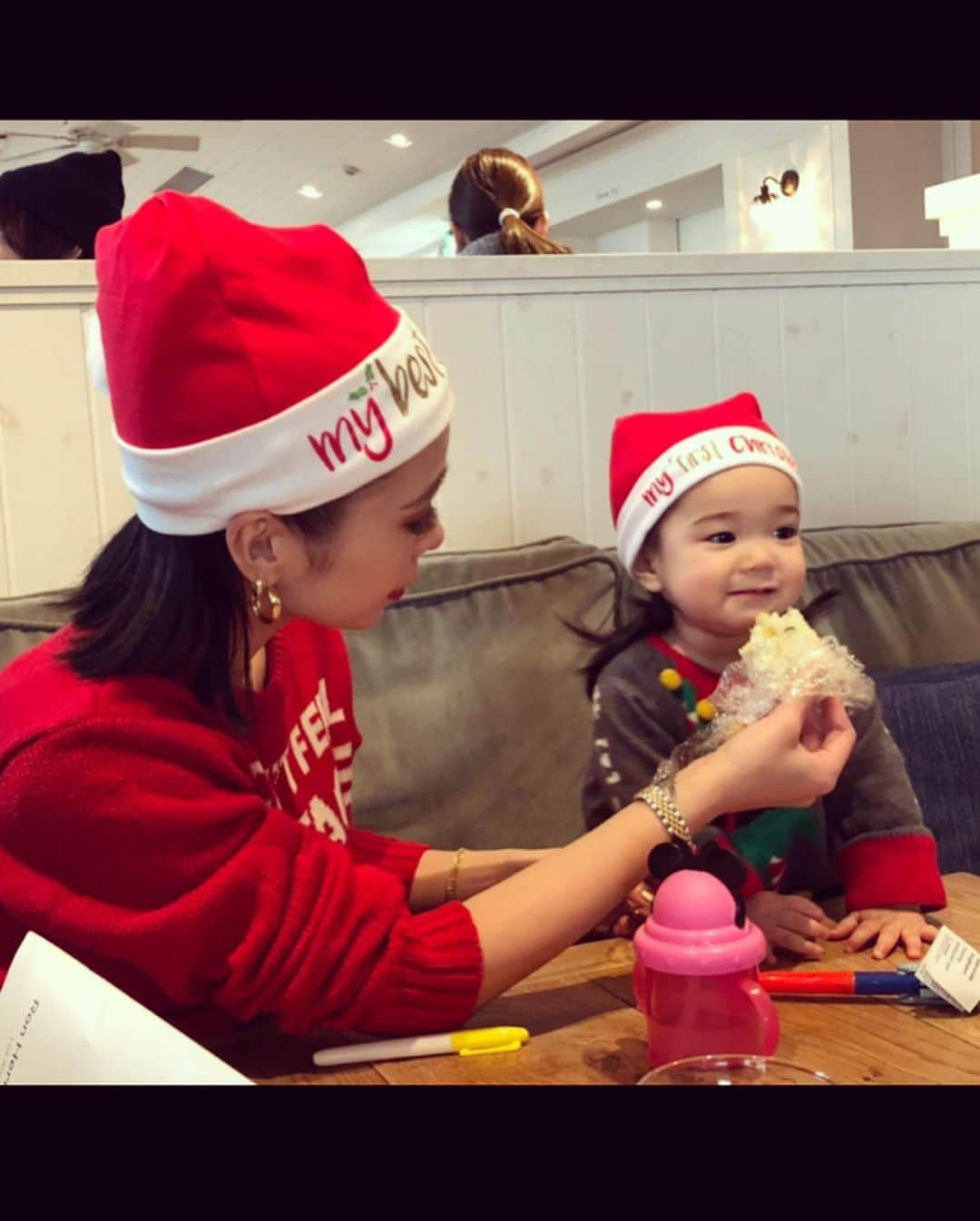 紅蘭さんのインスタグラム写真 - (紅蘭Instagram)「はっぴーくりすます🎅❤️ 娘はFirst christmas✨ ダサかわセーターでお友達とクリスマス会！！ 皆様にもbroskyより 美容液、ルームウェア、jewelryが届き始めてるころです！ 沢山のDMやストーリーありがとうございます！ 美容液は是非、使用前、使用後と写真とって比例してみてほしいw 使用感の感想もお待ちしてます🥰 これからの季節、乾燥やお肌の荒れを感じやすいです Brosky美容液が救世主になっていただければなと思います！  20代で購入して頂いたからからの 質問が多いので 薄め方について説明しますね  通常化粧水を使われる量に対して、スポイト1回、2回を落とす感じで使用をはじめてることオススメします。  それでは皆様素敵なクリスマスをお過ごしください  #紅蘭 #生後11ヶ月 #firstchristmas  #娘のセーターサイズ間違えた #ぶかぶか #ごめんね😂 #カーターくんもクリスマスカラー #首輪に鈴付けたのw #娘が遊びたがる #クリスマス会 #brosky美容液 #broskyjewelry  #broskyroomwear #ありがとうございました🙏🏻」12月25日 12時51分 - kurankusakari