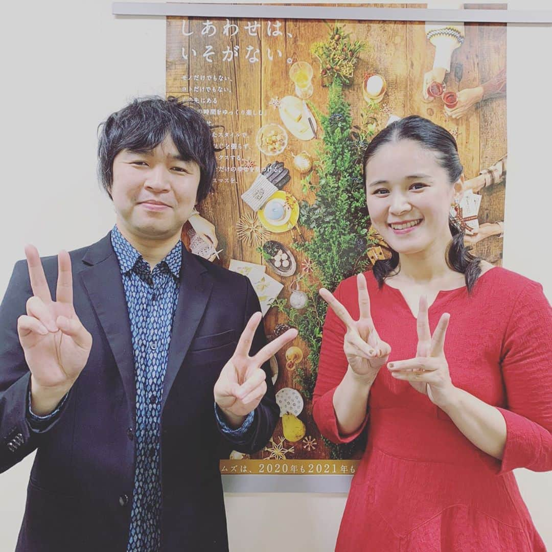 手嶌葵さんのインスタグラム写真 - (手嶌葵Instagram)「Merry Christmas!🎄🎅🎁 クリスマスイブに福岡天神で行われた「イムズ presents FM FUKUOKA 公開録音『手嶌葵』クリスマス トーク＆ライブ」で大坂孝之介さんのピアノと共に歌わせて頂きました。皆さま、素敵なクリスマスになりますように！ -Aoi 🌹 ＊注目すべきは私でなく、大坂さんのお顔です😊  #メリークリスマス #手嶌葵 #AoiTeshima #ライブ #ラジオ #Fukuoka #fmfukuoka  #ims #イムズ #天神」12月25日 13時03分 - aoiteshimaofficial