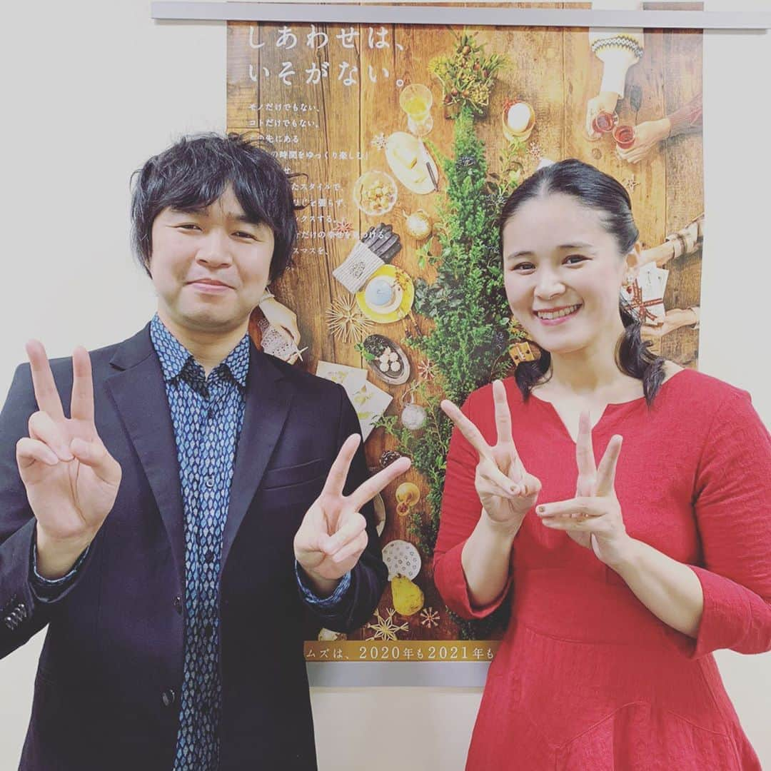 手嶌葵さんのインスタグラム写真 - (手嶌葵Instagram)「Merry Christmas!🎄🎅🎁 クリスマスイブに福岡天神で行われた「イムズ presents FM FUKUOKA 公開録音『手嶌葵』クリスマス トーク＆ライブ」で大坂孝之介さんのピアノと共に歌わせて頂きました。皆さま、素敵なクリスマスになりますように！ -Aoi 🌹 ＊注目すべきは私でなく、大坂さんのお顔です😊  #メリークリスマス #手嶌葵 #AoiTeshima #ライブ #ラジオ #Fukuoka #fmfukuoka  #ims #イムズ #天神」12月25日 13時03分 - aoiteshimaofficial