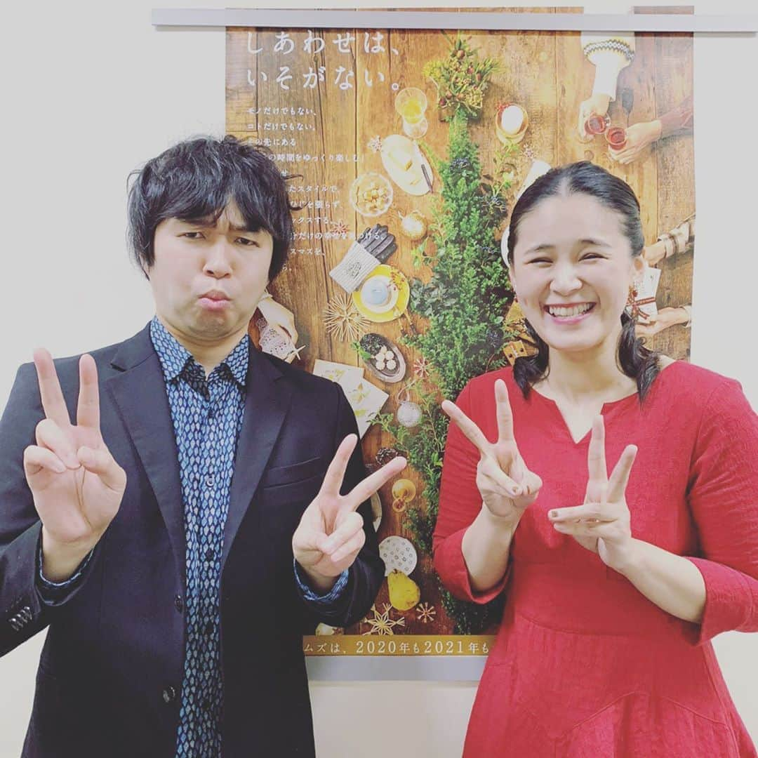 手嶌葵さんのインスタグラム写真 - (手嶌葵Instagram)「Merry Christmas!🎄🎅🎁 クリスマスイブに福岡天神で行われた「イムズ presents FM FUKUOKA 公開録音『手嶌葵』クリスマス トーク＆ライブ」で大坂孝之介さんのピアノと共に歌わせて頂きました。皆さま、素敵なクリスマスになりますように！ -Aoi 🌹 ＊注目すべきは私でなく、大坂さんのお顔です😊  #メリークリスマス #手嶌葵 #AoiTeshima #ライブ #ラジオ #Fukuoka #fmfukuoka  #ims #イムズ #天神」12月25日 13時03分 - aoiteshimaofficial