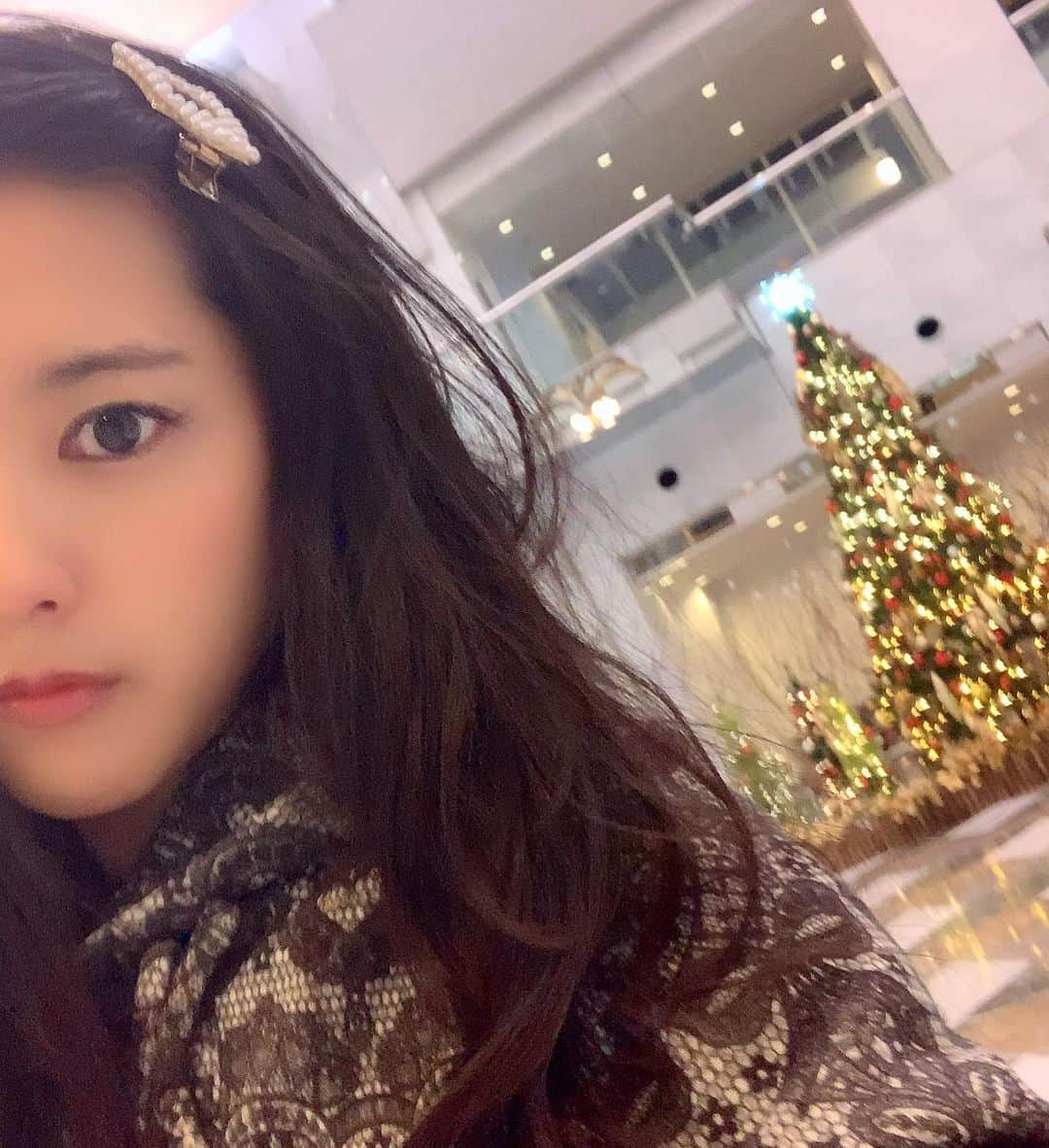 浜口順子さんのインスタグラム写真 - (浜口順子Instagram)「街中にあふれていた クリスマスツリーともしばしお別れ😭 いろんなところで綺麗だなぁと癒されました。  クリスマスツリーさん、ありがとう❗️ また来年会いましょう🎄  さて次はお正月のお飾りかな⁉️ … … … … …  #christmas #クリスマス #xmas #新春 #クリスマスツリー #christmasdinner #ディスプレイ #造花 #くらし #行事を楽しむ #個性溢れるツリーたち #happy #japan #christmastree #gift #メリークリスマス #花のある生活 #フラワーアレンジメント #花 #花のある暮らし #アートフラワー #love #merrychristmas #クリスマスカラー #イルミネーション #サンタ #holiday #めりくり」12月26日 0時02分 - hamaguchijunko