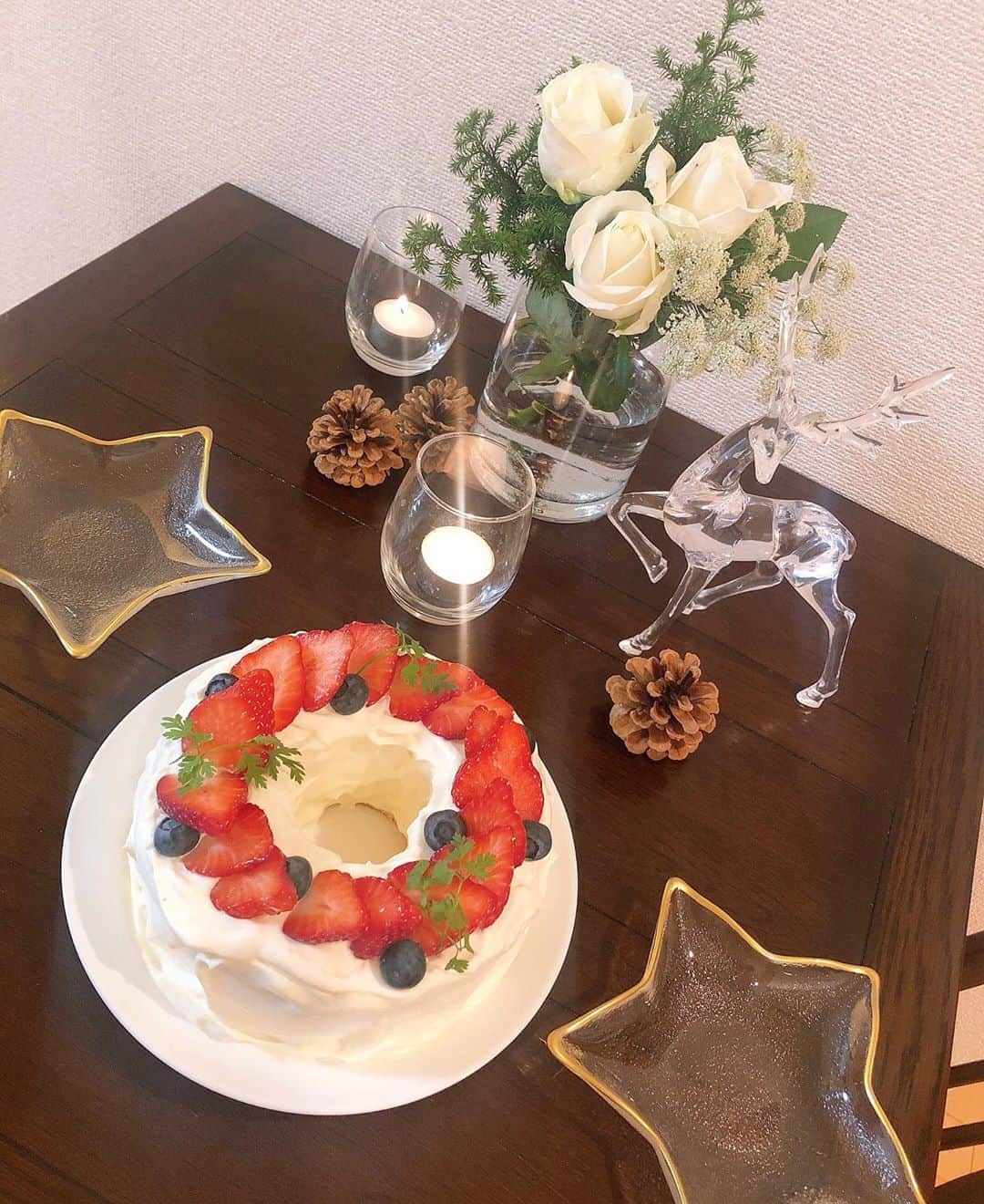 佐伯美香のインスタグラム：「. 2019 Christmas cake🎄 . 今年はリースをイメージしてデコレーションしてみました♡ . 松ぼっくりは実家の松の木の下で拾ったものです🤲🌿笑 .」