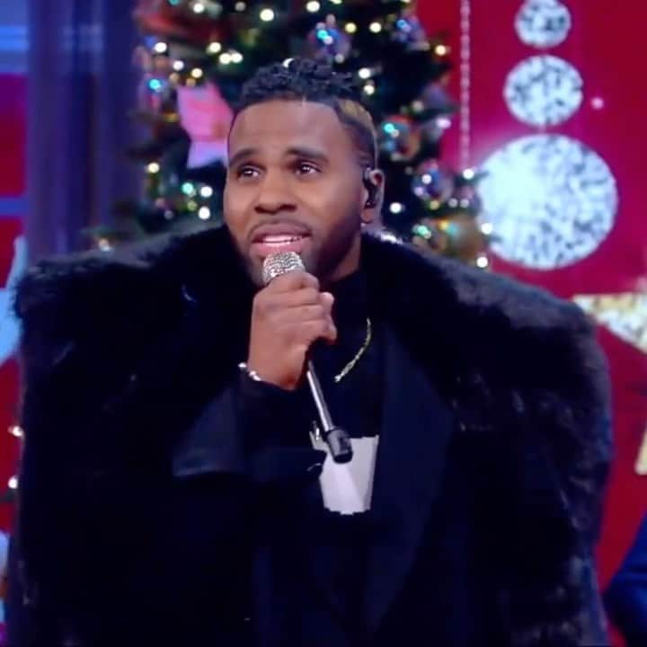 ジェイソン・デルーロのインスタグラム：「Happy Holidays fam! Hope you’re enjoying with ppl u love most! What’s your favorite Christmas song? This has become one of my favs performing with Legendary Darlene Love Christmas (Baby Pls Come Home)」
