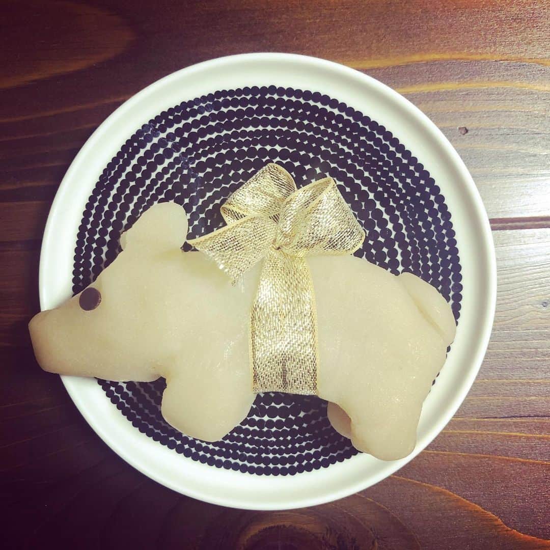 村田沙耶香さんのインスタグラム写真 - (村田沙耶香Instagram)「大体、原稿とクリスマスを過ごすのですが、﻿ 今年はデンマーク語の翻訳家のMette Holmさんのお家での、﻿ デンマーク風のクリスマスパーティーにお呼ばれしました。﻿ ﻿ デンマークのデザート、リースアラマン（Ris a la mande）のアーモンドを当てて、可愛いブタさんのマジパンをもらいました✨﻿ ﻿ 大切に食べます。とても素敵な夜でした。﻿」12月25日 23時57分 - sayaka_murata_
