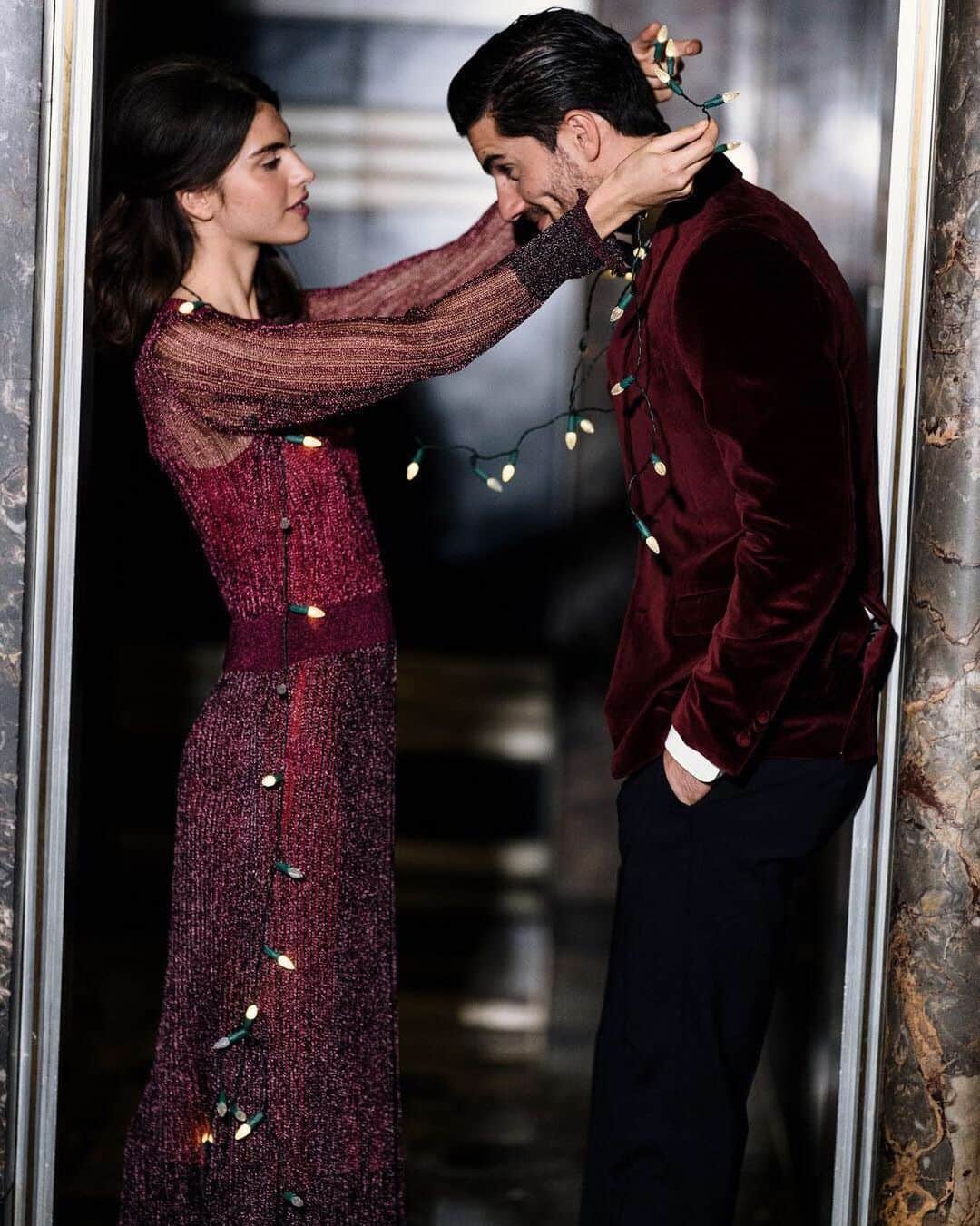 のインスタグラム：「Now that the halls are decked, it's his turn 🎄✨ #MerryChristmas! 📷: @kat_in_nyc . . . . . . . #HappyHolidays #HolidayDecor #CoupleGoals #WinterStyle #OOTD #WinterFashion #Style #Fashion #BloomiesHoliday #Bloomingdales」