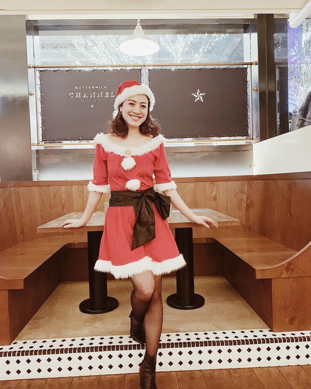 金ケ江悦子さんのインスタグラム写真 - (金ケ江悦子Instagram)「* 12月24日生まれ。 こんなにも世の中が 夢、愛で満ち溢れた素敵な日に産んでくれた両親に感謝です。 ・ ・ この春から通っている青学大学院(Aoyama Business School) 主催のクリスマスパーティーでは司会を。 ・ 勉強は得意とは言えないけれど 現場は得意w(多分) なので せめてもの役割と自分に言い聞かせ サンタコス🙄笑。 お恥ずかしながら…。 #気合の入れ方 #初 #サンタコス ・ ・ やるなら全力で楽しむ。 そんな精神はどんな環境であれ変わりません。笑 #私の精神 ・ ・ また一年。 勉強と仕事と遊びと。 34歳の人生も楽しみたいと思います。 これからもよろしくお願いします♡ そして いつも本当にありがとうございます♡ ・ ・ Merry X’mas🎁 悦子」12月25日 23時58分 - etsuko_kanagae