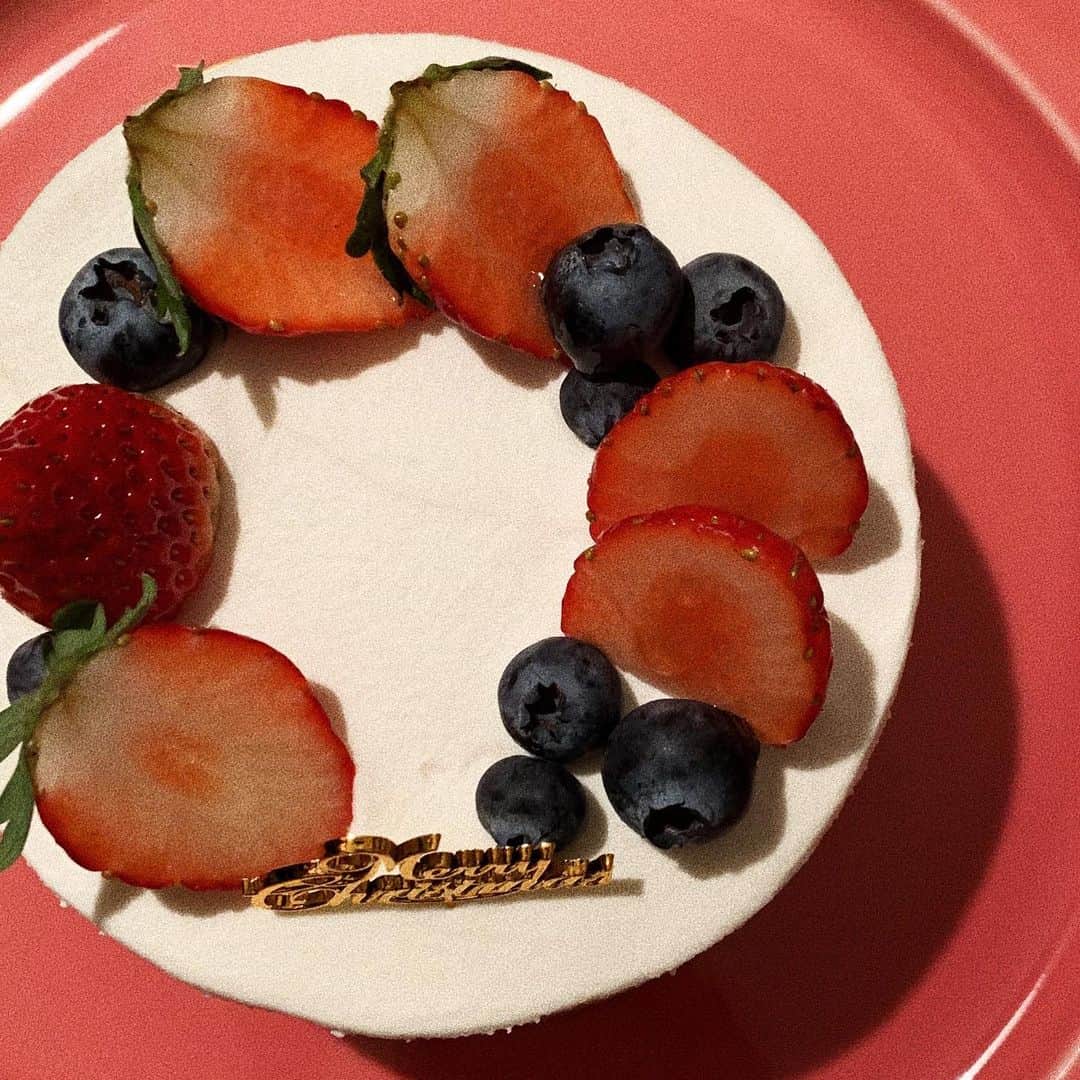 海下真夕さんのインスタグラム写真 - (海下真夕Instagram)「. 🎅christmas dinner🎄⭐️ 今年もクリスマスケーキは　@afterhourscake さんの🧡 ショートケーキはここのって決めてる🍰💕 （美味しすぎてホールケーキぺろりといける😋） そして去年からチキンはARMSさん🍗 毎年同じものを。私の定番クリスマス🍴 恒例行事、お決まりのって感じが好きなのです☺️ . . . 皆さんのところにサンタさんは来ましたか🎅💛？ happy merry christmas❤️ . . . #christmas #happyholidays  #dinner #海下飯 #cake #afterhours」12月25日 23時58分 - kaigeworld