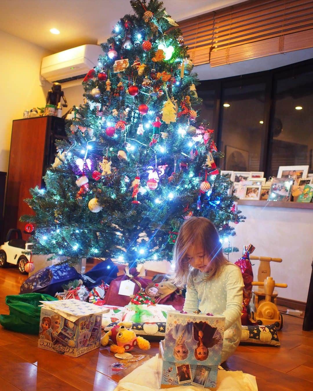 藤本恵理子さんのインスタグラム写真 - (藤本恵理子Instagram)「Happy Merry Christmas 🎄🎅🏻 Woke up 6:00 am and opened up all presents under the tree🎁The scorn for Santa and carrot for raindeer were bitten❣️Definitely Santa and raindeer came to our house 🎅🏻🦌🥰 朝6時に起きてまだ暗いうちからプレゼントオープン開始。 前日にサンタさんに置いておいたスコーンと、トナカイに置いておいた人参にかじられた跡が。 サンタさん来た❣️Good girlにしてたもん！と大はしゃぎ。 よかったね🥰  #christmas #family #love #christmastree #present 　#christmasmorning #peppapig #pawpatrol #frozen #クリスマス #クリスマスイブ #クリスマスツリー  #プレゼント」12月25日 23時59分 - eriko_fujimoto_0802
