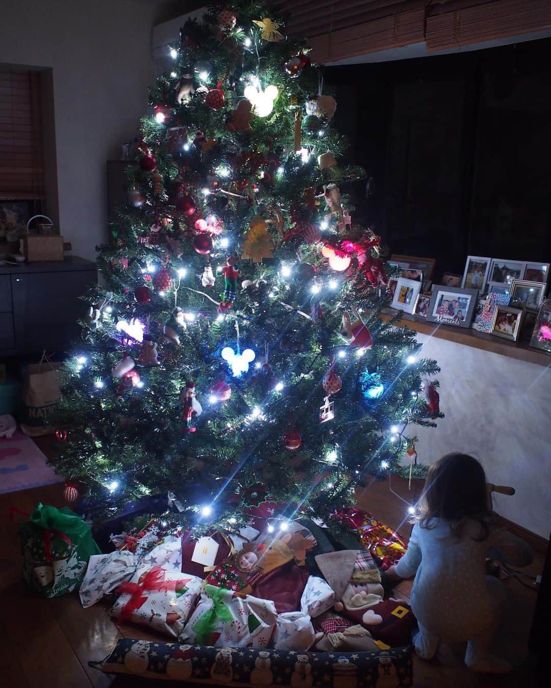藤本恵理子のインスタグラム：「Happy Merry Christmas 🎄🎅🏻 Woke up 6:00 am and opened up all presents under the tree🎁The scorn for Santa and carrot for raindeer were bitten❣️Definitely Santa and raindeer came to our house 🎅🏻🦌🥰 朝6時に起きてまだ暗いうちからプレゼントオープン開始。 前日にサンタさんに置いておいたスコーンと、トナカイに置いておいた人参にかじられた跡が。 サンタさん来た❣️Good girlにしてたもん！と大はしゃぎ。 よかったね🥰  #christmas #family #love #christmastree #present 　#christmasmorning #peppapig #pawpatrol #frozen #クリスマス #クリスマスイブ #クリスマスツリー  #プレゼント」