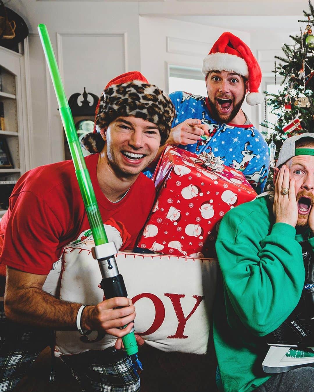 Dude Perfectさんのインスタグラム写真 - (Dude PerfectInstagram)「MERRY CHRISTMAS!! 🎅🎄😱 Swipe 👈 then hit the link in our bio to watch Christmas Stereotypes with the fam today!」12月26日 0時01分 - dudeperfect