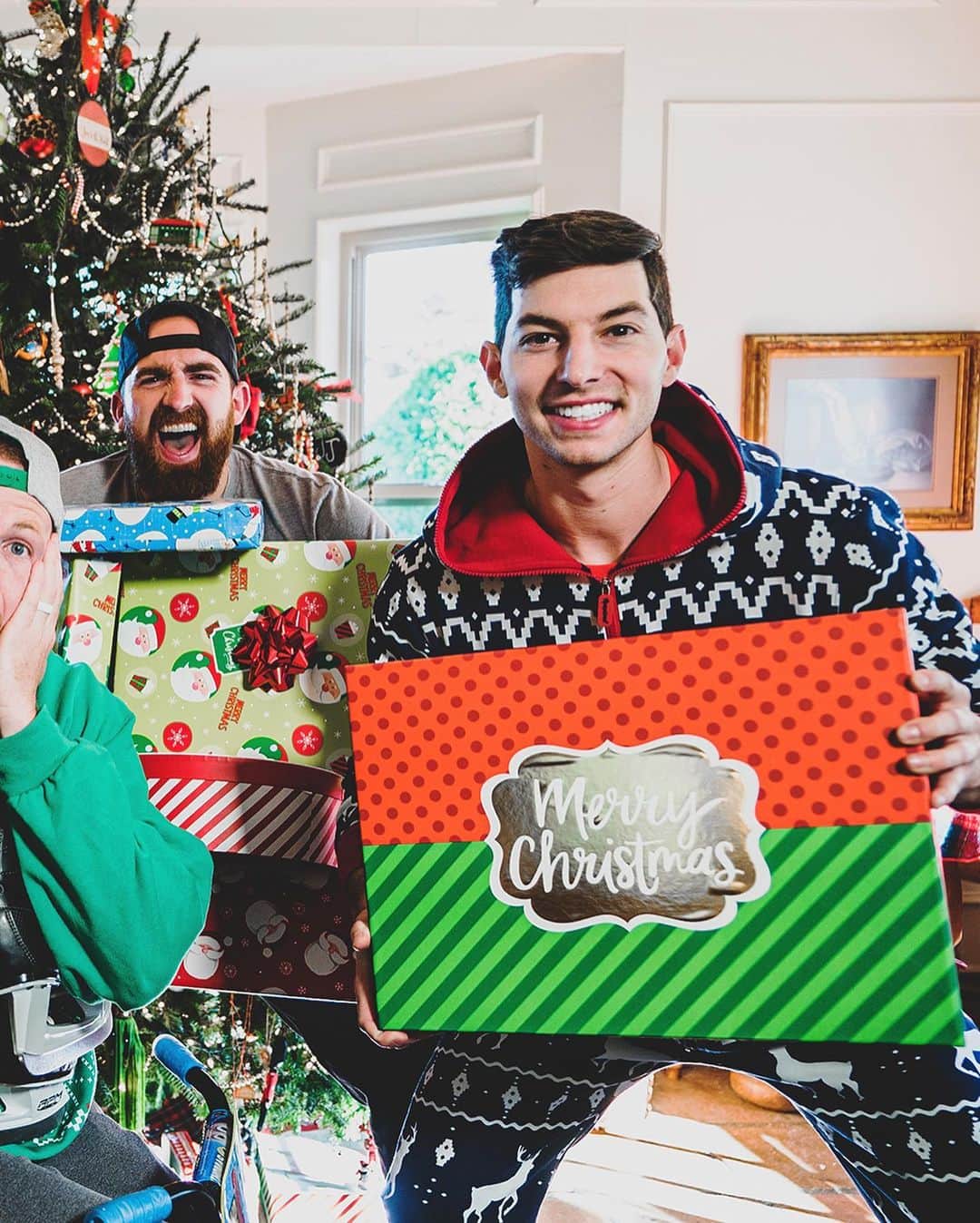 Dude Perfectさんのインスタグラム写真 - (Dude PerfectInstagram)「MERRY CHRISTMAS!! 🎅🎄😱 Swipe 👈 then hit the link in our bio to watch Christmas Stereotypes with the fam today!」12月26日 0時01分 - dudeperfect
