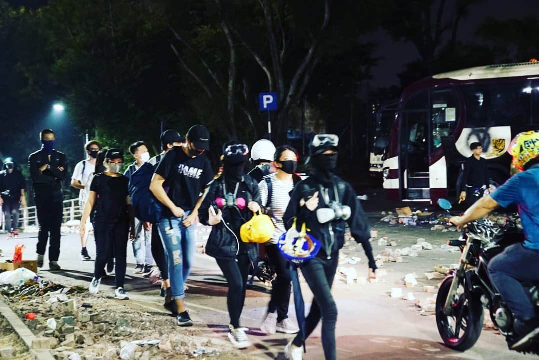 堀潤さんのインスタグラム写真 - (堀潤Instagram)「「大学は私たちの家だから。家族を守るために闘うんだ。もちろん、怖い。怖いけど守らなくてはいけないものがあるから」中文大学構内は戦場だった。大学生たちのことば。#standwithhongkong #香港加油」12月26日 0時01分 - junhori79